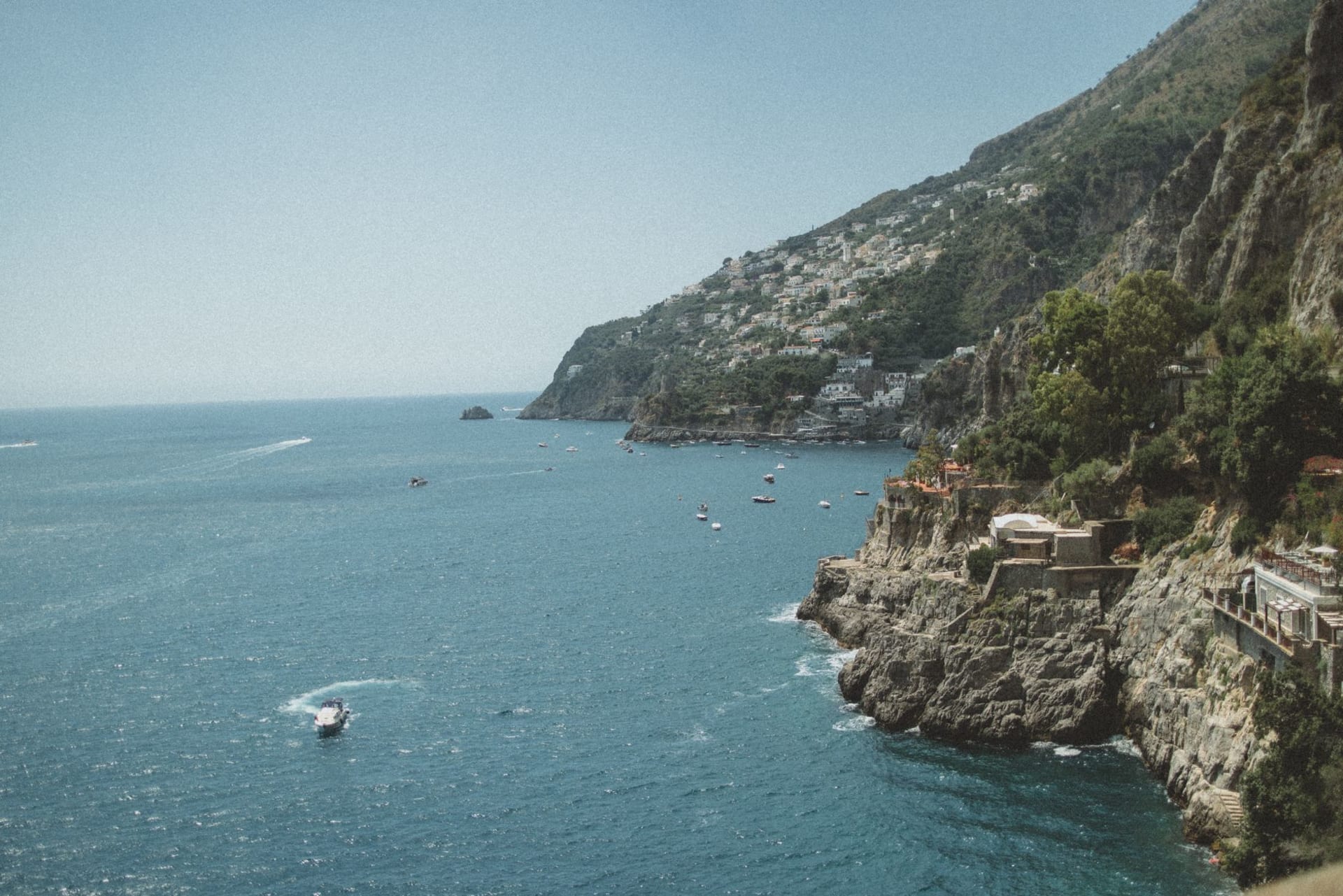 El Fiordo di Furore, una estrecha garganta marina cortada en acantilados de caliza con una pequeña playa en la base y un puente arqueándose por encima