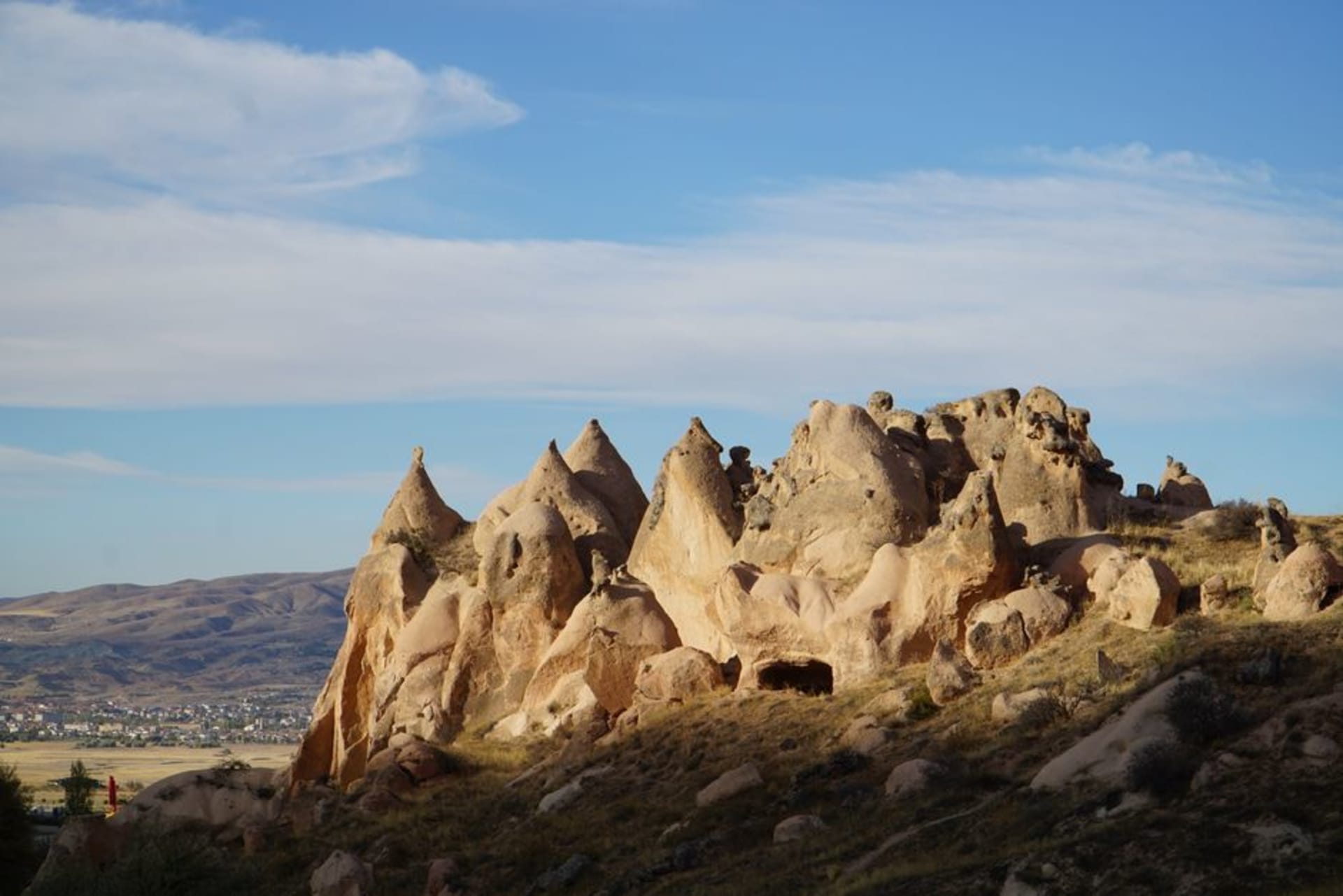 Filas de viviendas en chimeneas de hadas derrumbadas y erosionadas en el valle abandonado de Zelve, Capadocia