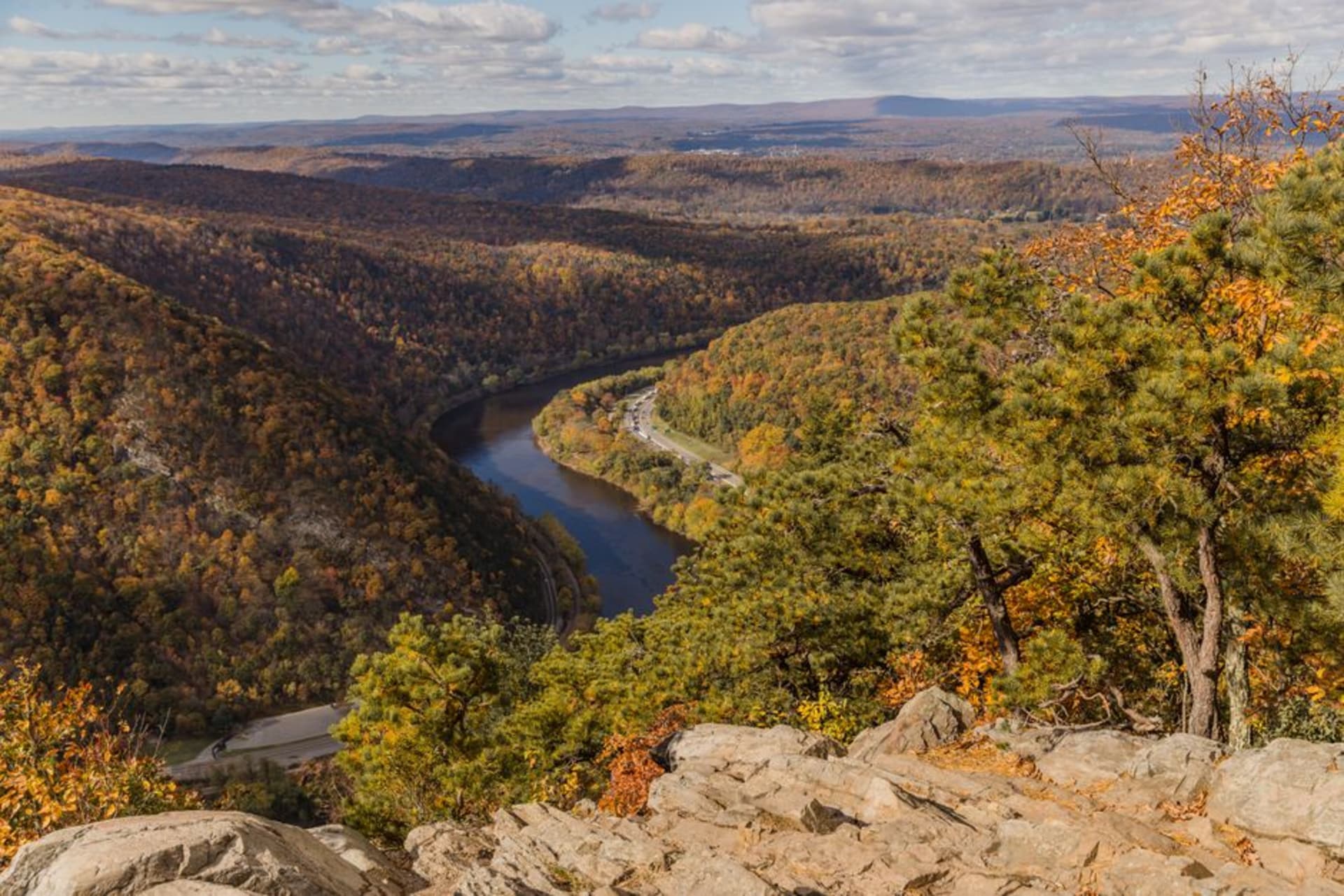 Overlook at Cumberland Gap showing the ridgeline where Virginia, Kentucky, and Tennessee converge