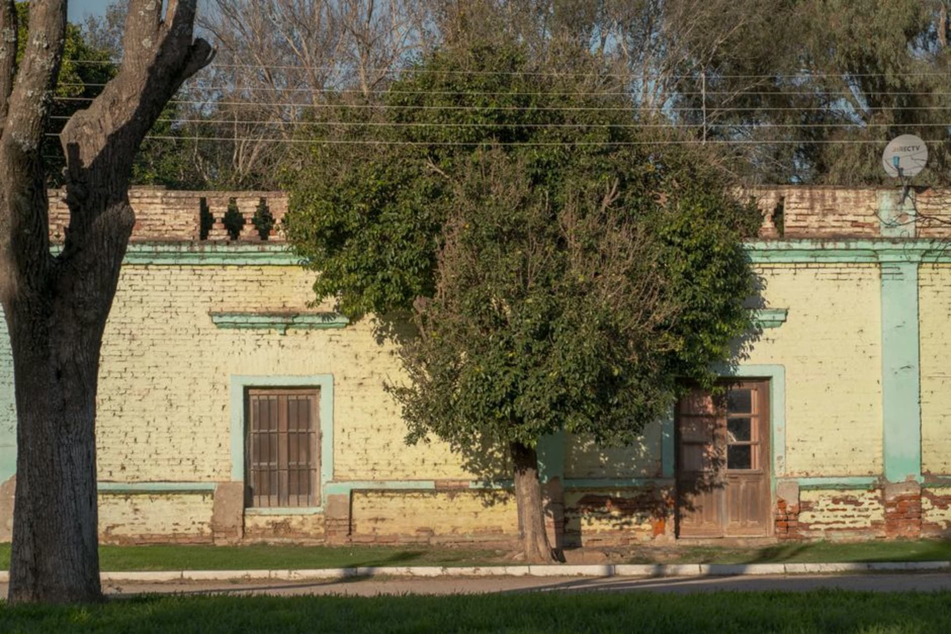 La ville de Capilla del Monte dans les sierras de Córdoba, avec le sommet du Cerro Uritorco s'élevant derrière, en Argentine