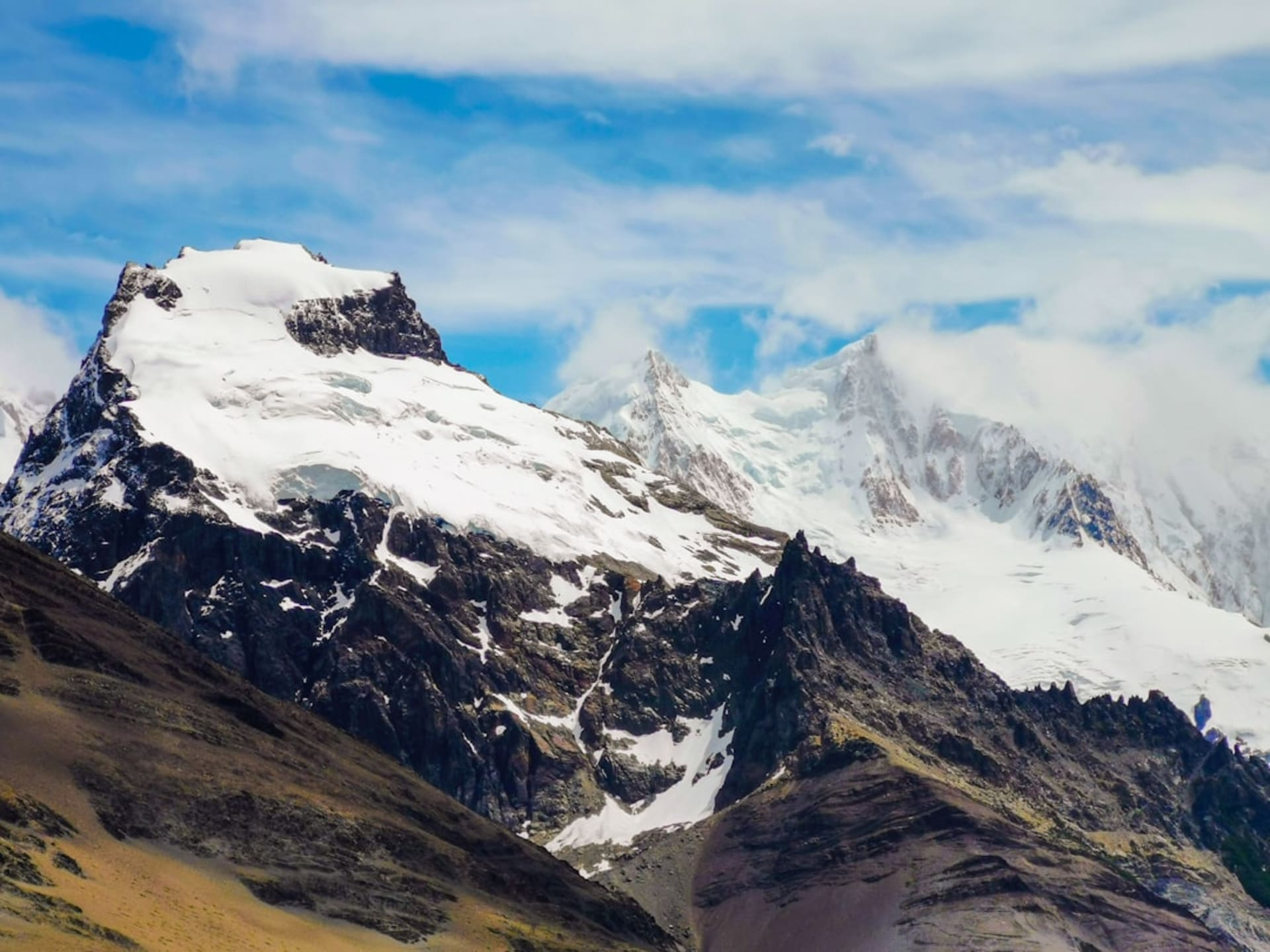La lengua blanca y fracturada del Glaciar Martial aferrada a la ladera sobre Ushuaia