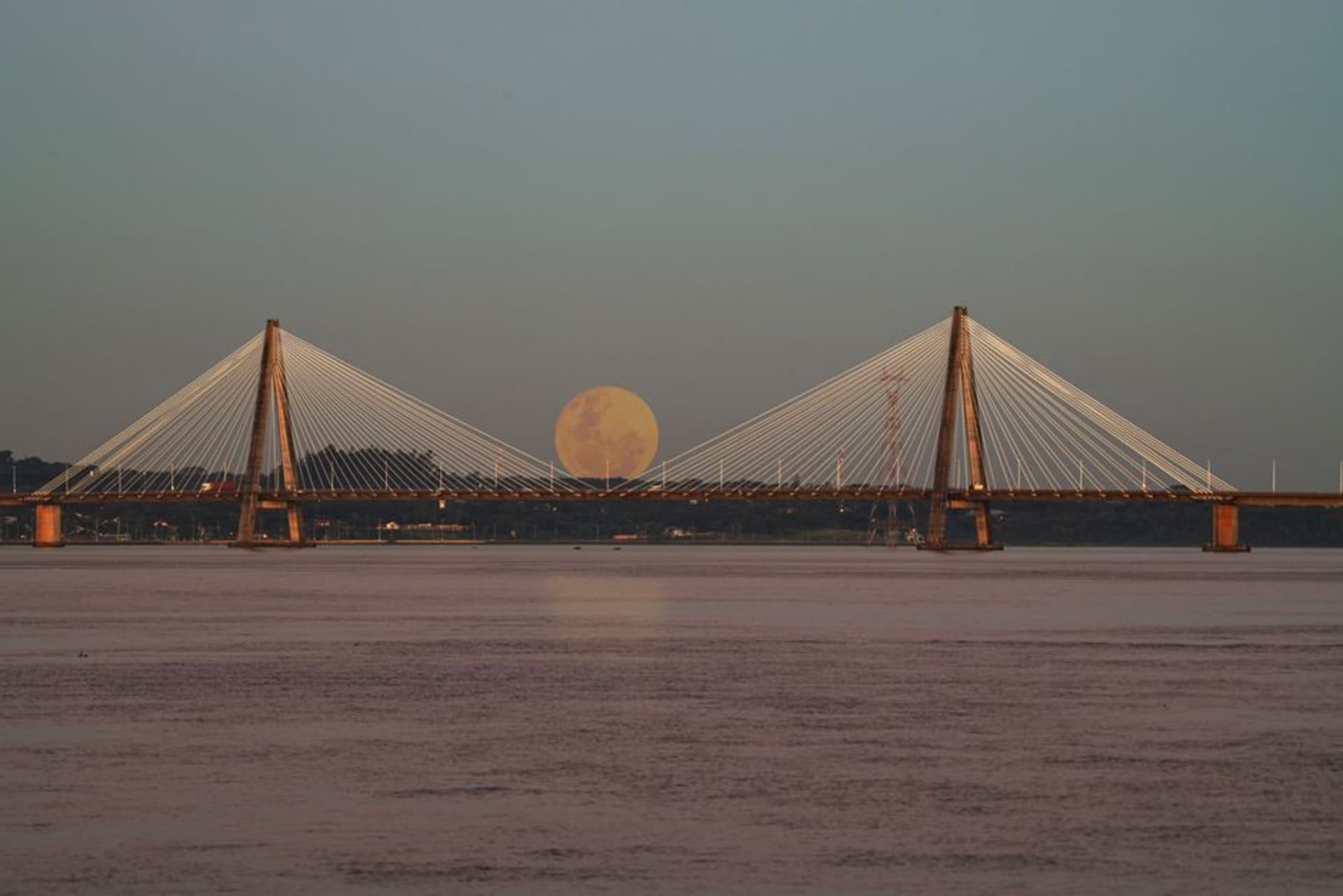 El paseo costero de la Costanera en Posadas al atardecer con el río Paraná y Paraguay visible en la orilla opuesta