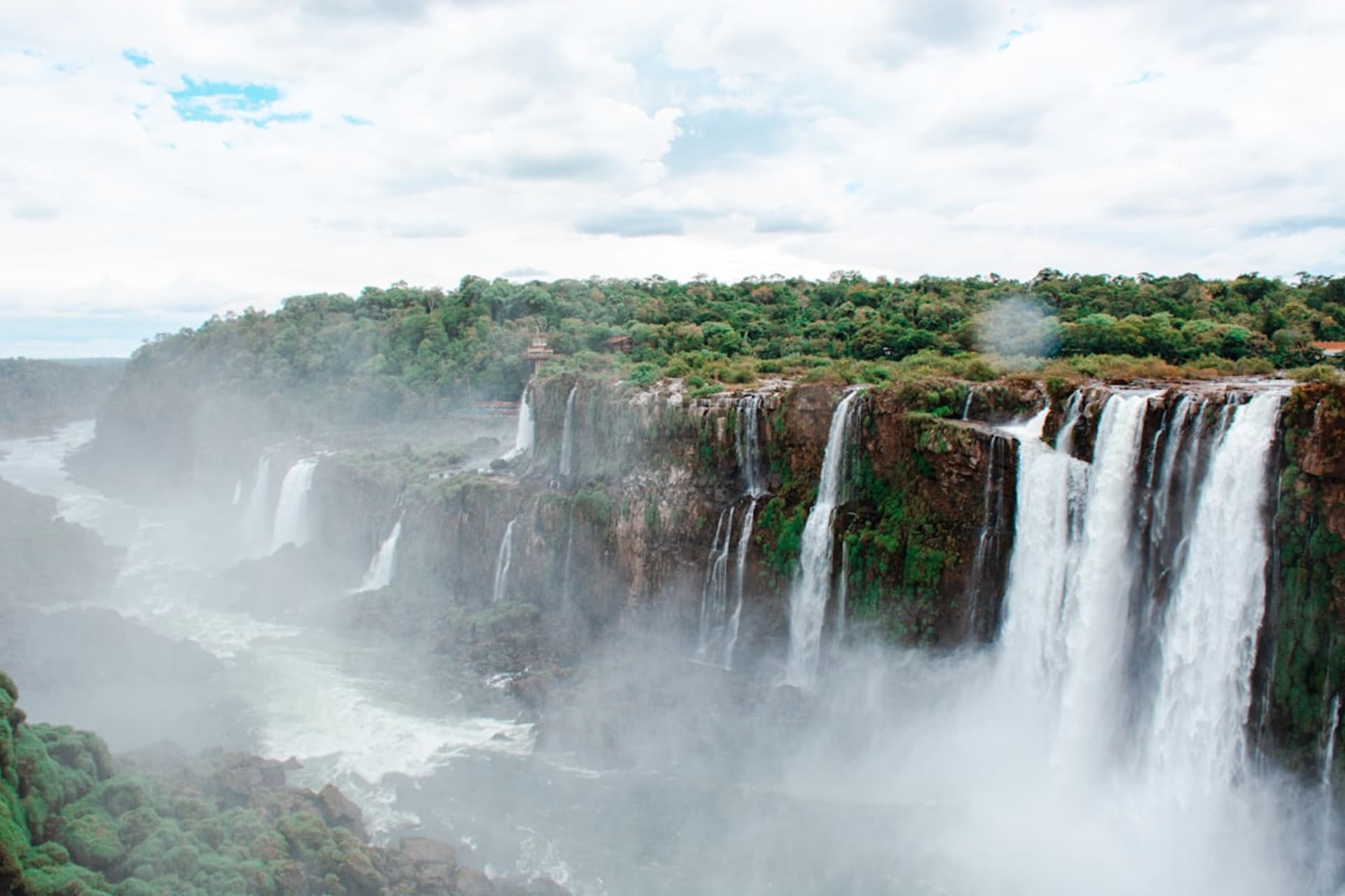 El mirador Hito Tres Fronteras en Puerto Iguazú, donde las fronteras de Argentina, Brasil y Paraguay se encuentran en la confluencia de dos ríos