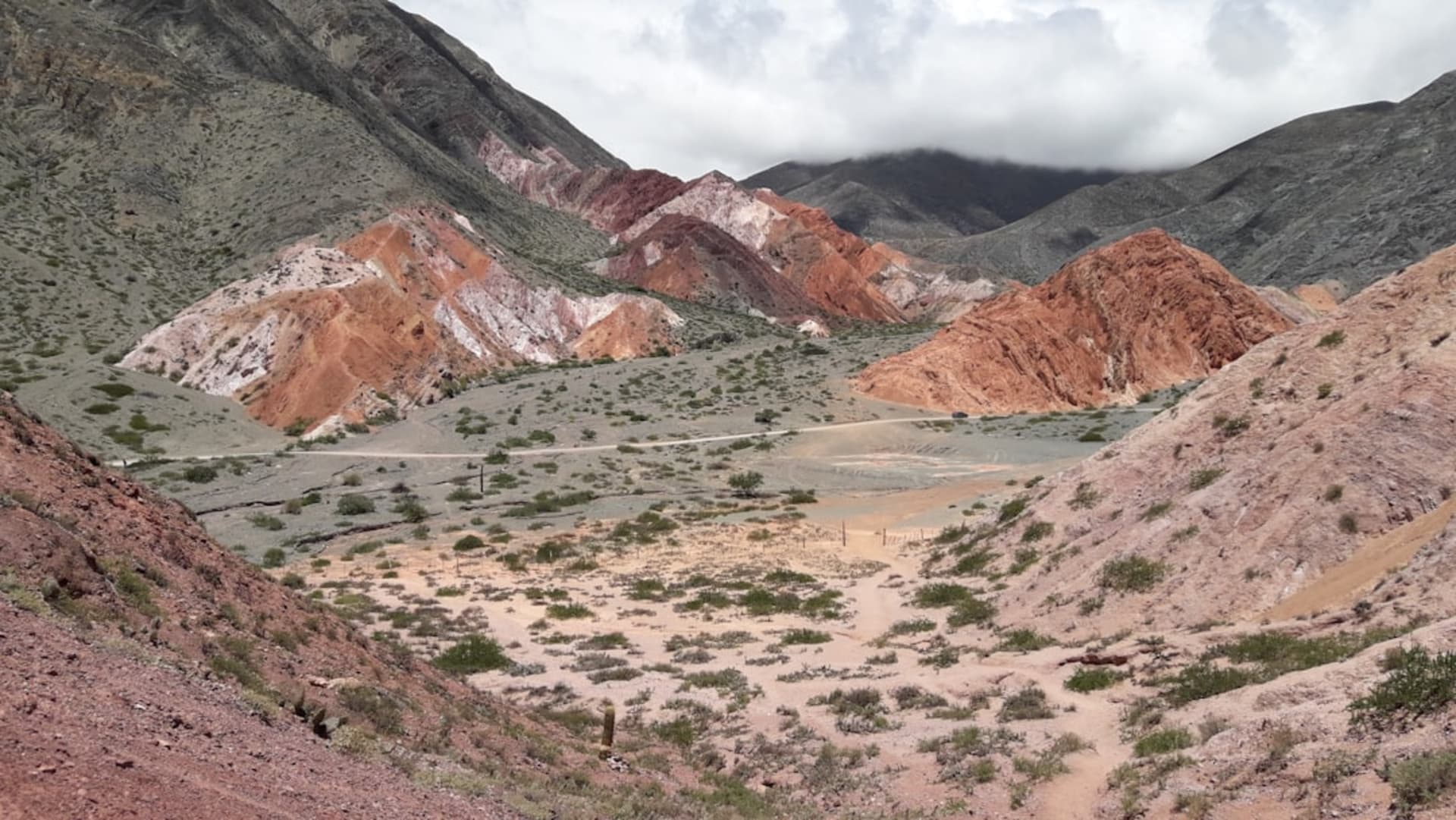 Une immense géode d'améthyste exposée dans une carrière de terre rouge aux mines de Wanda, près d'Iguazú, Argentine