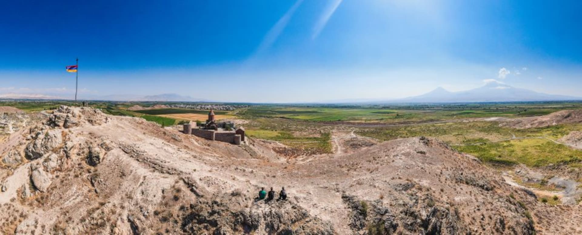 Las ruinas de la fortaleza de Amberd sobre dos gargantas de ríos que confluyen en el monte Aragats