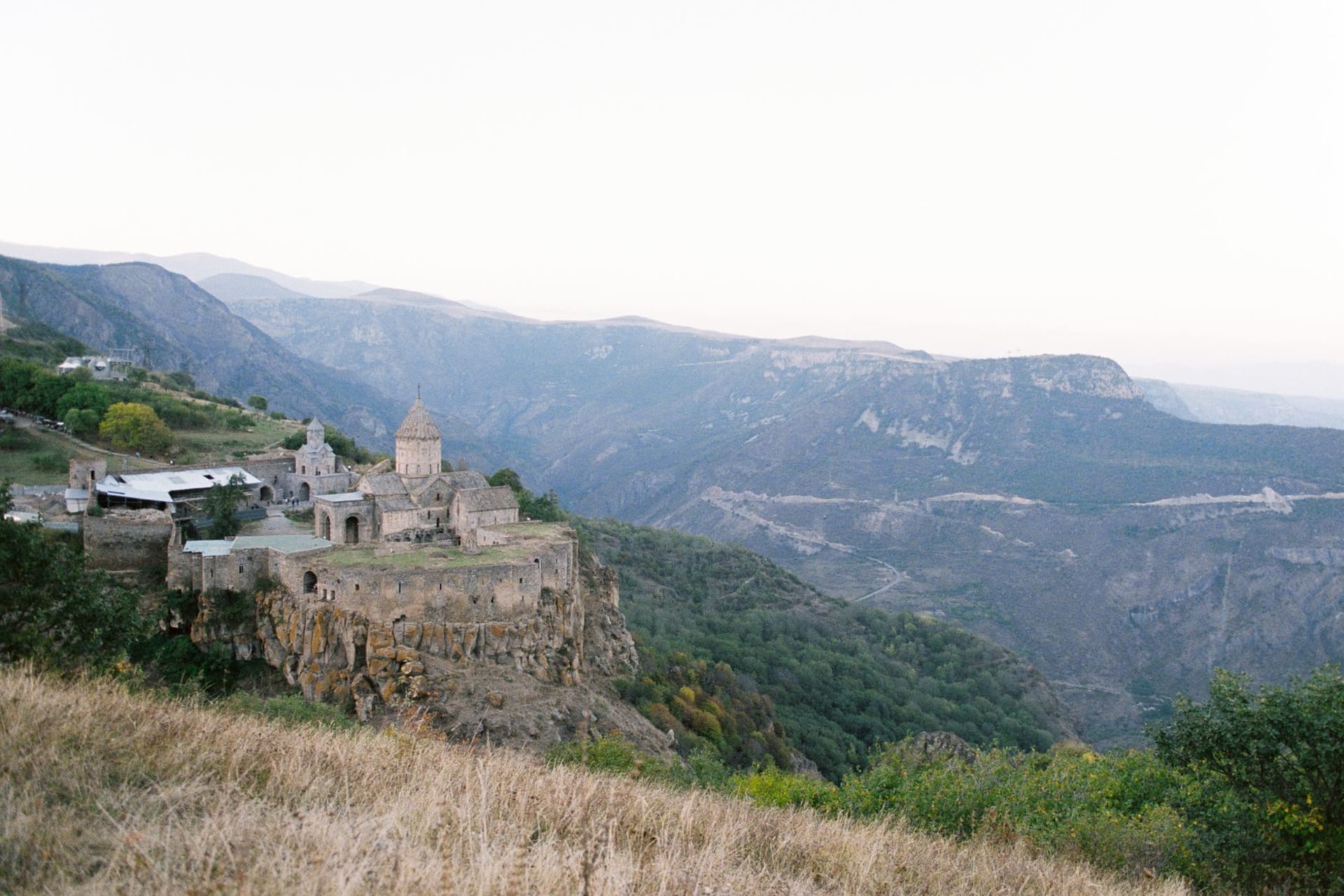 Le monastère de Haghpat perché au sommet d'une falaise boisée au-dessus de la profonde gorge de la rivière Debed dans la région de Lori, au nord de l'Arménie