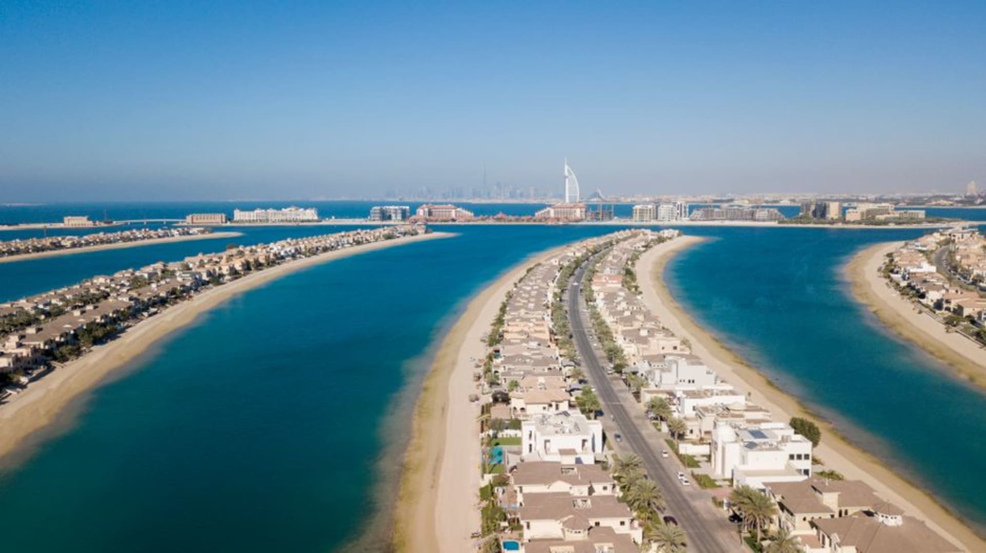 Vue en plongée des îles artificielles en forme de croissant de Durrat Al Bahrain entourées d'eau turquoise du Golfe