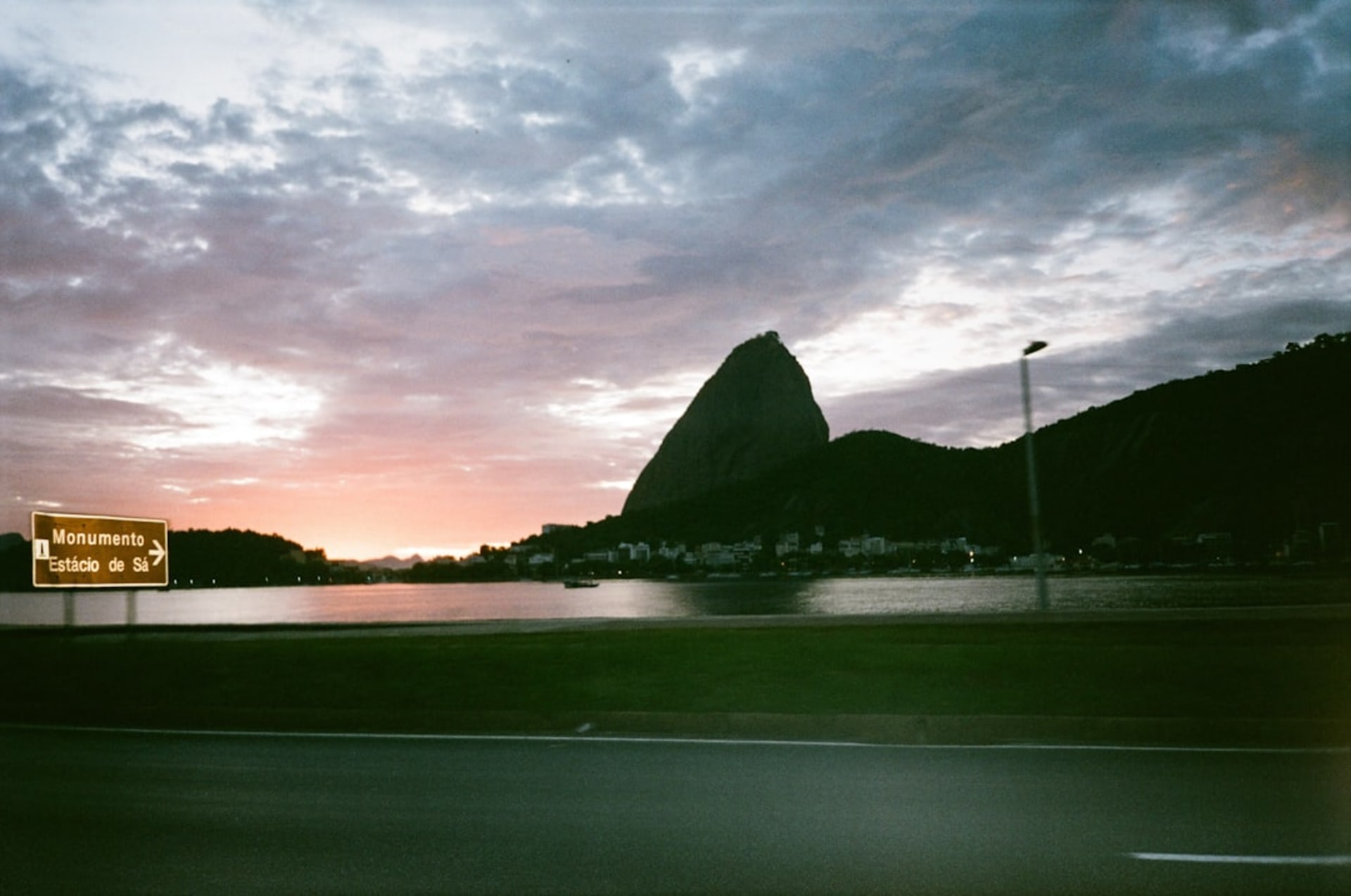 El Pan de Azúcar elevándose desde la Bahía de Guanabara con el teleférico visible contra el cielo