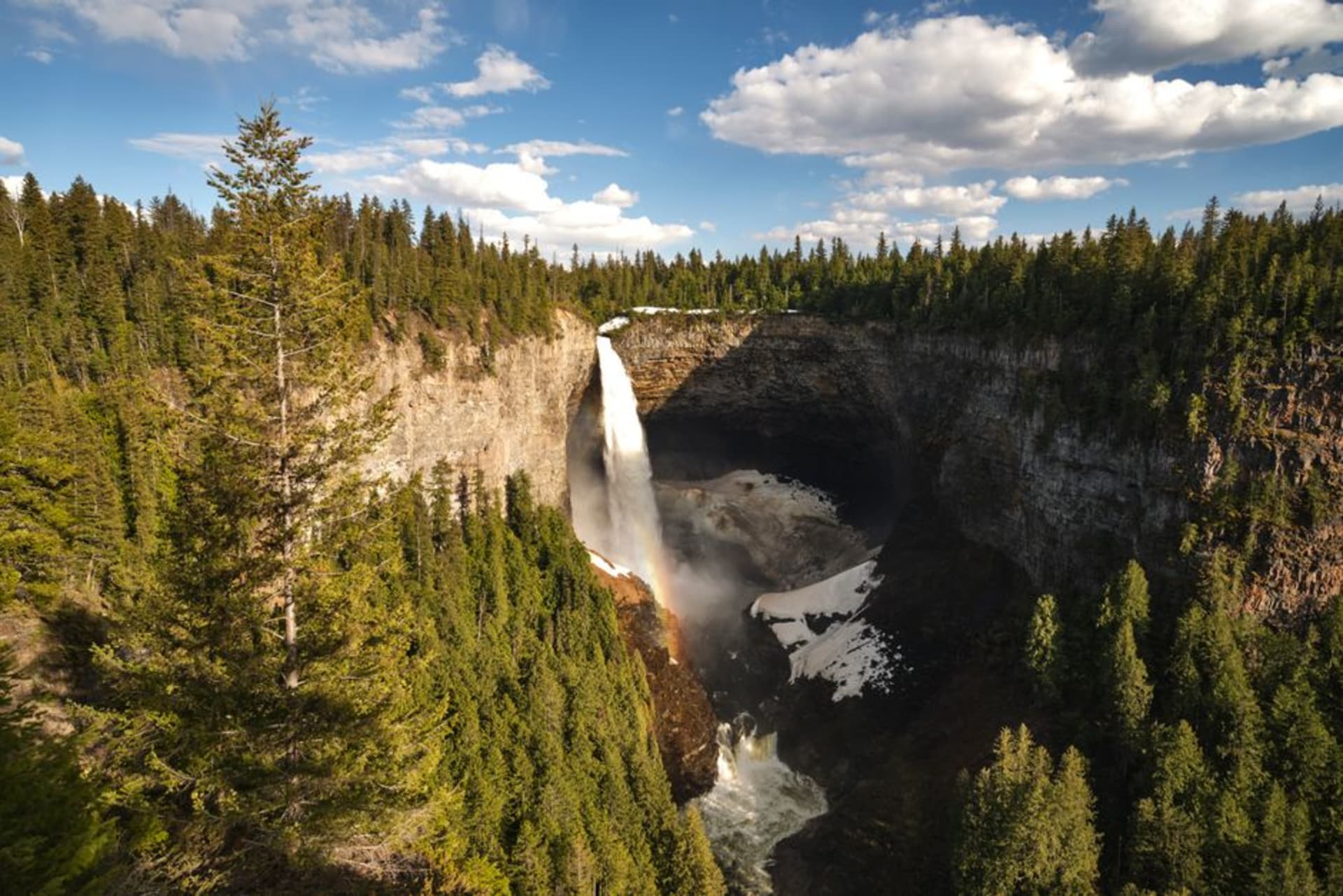 Les chutes Helmcken plongeant d'une falaise de basalte dans un canyon brumeux du parc provincial Wells Gray