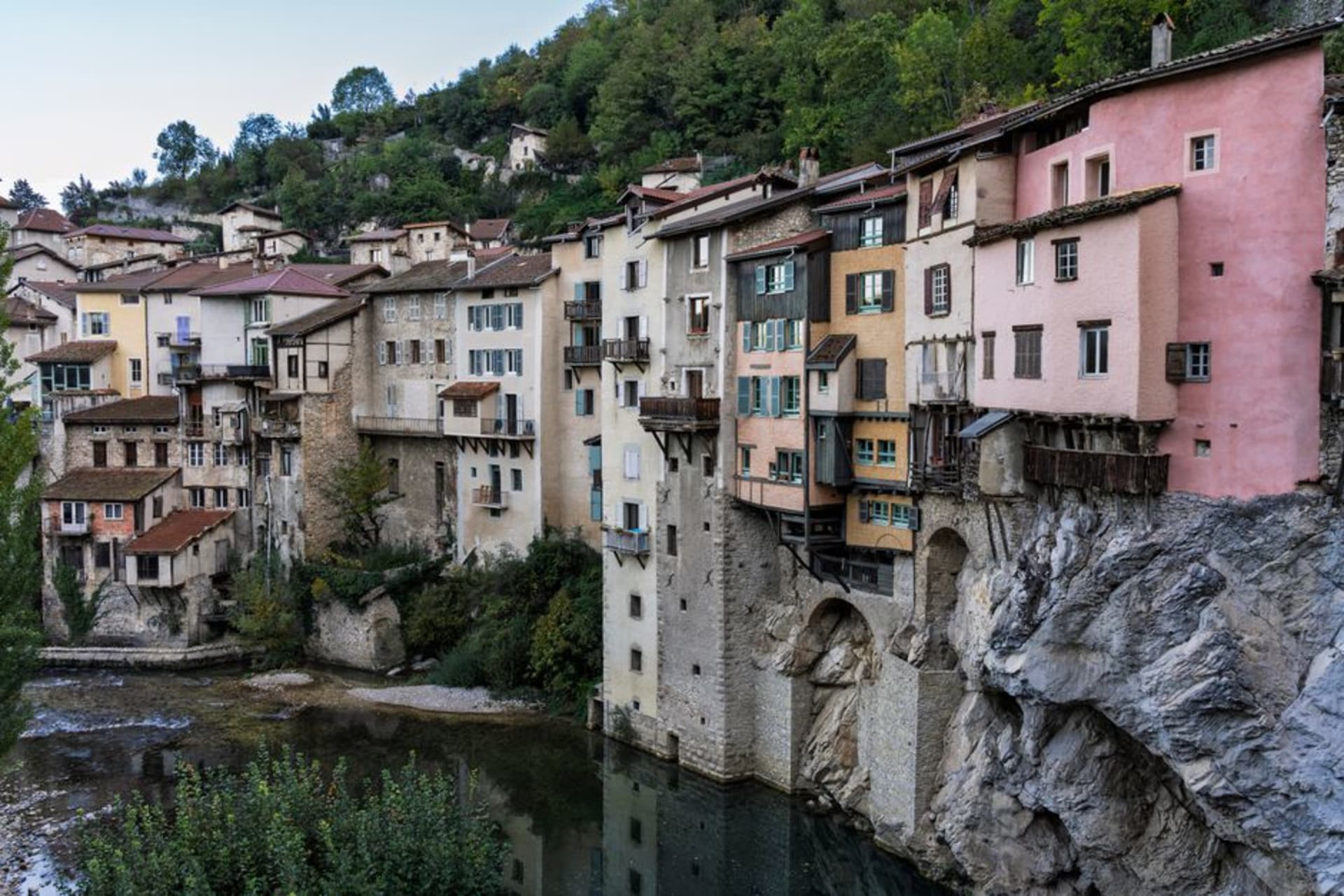 Las torres fortificadas de Semur-en-Auxois elevándose sobre el río Armançon