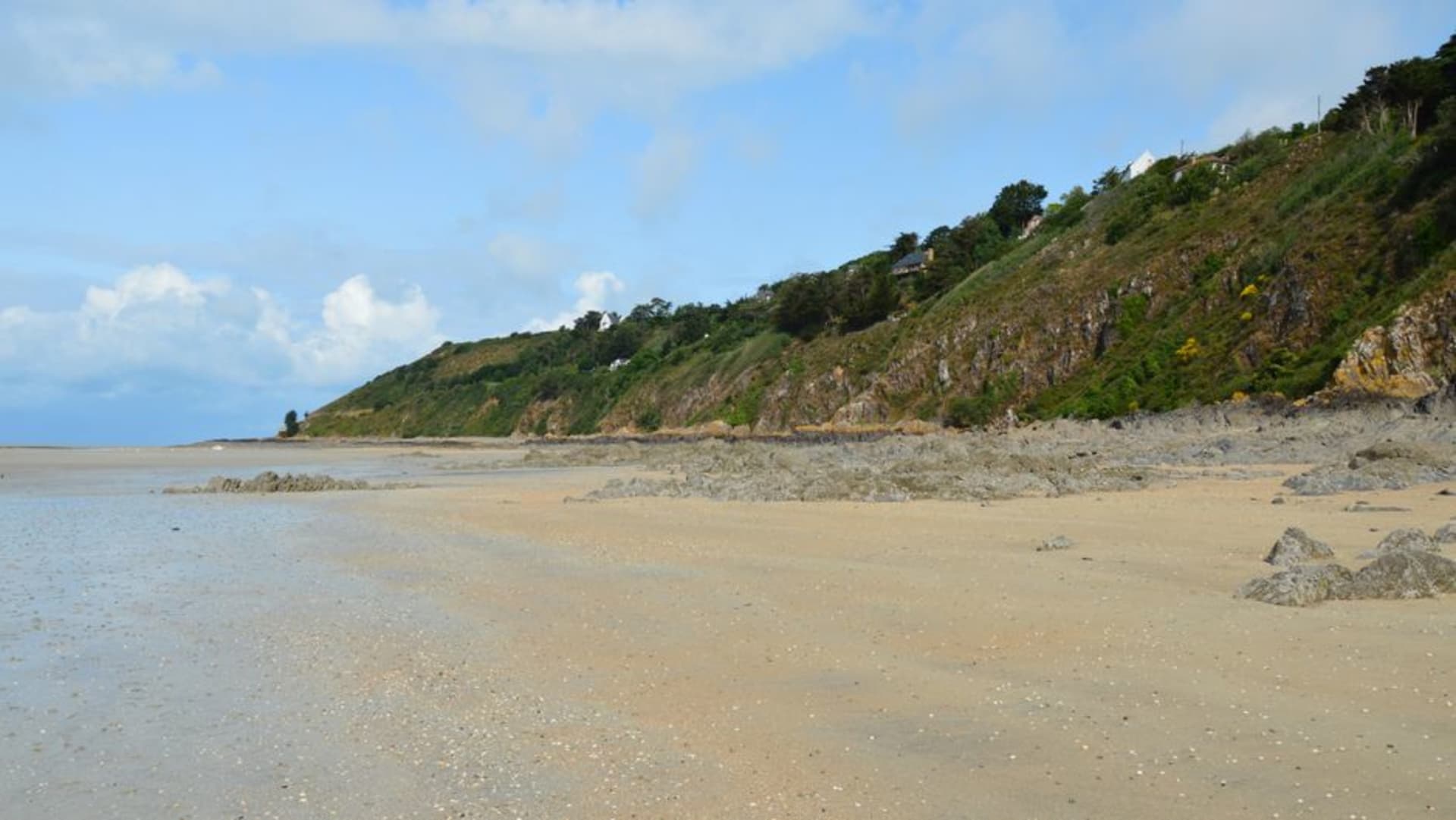 Wide sandy beach along the shore of Lac Saint-Jean with the lake stretching to the horizon