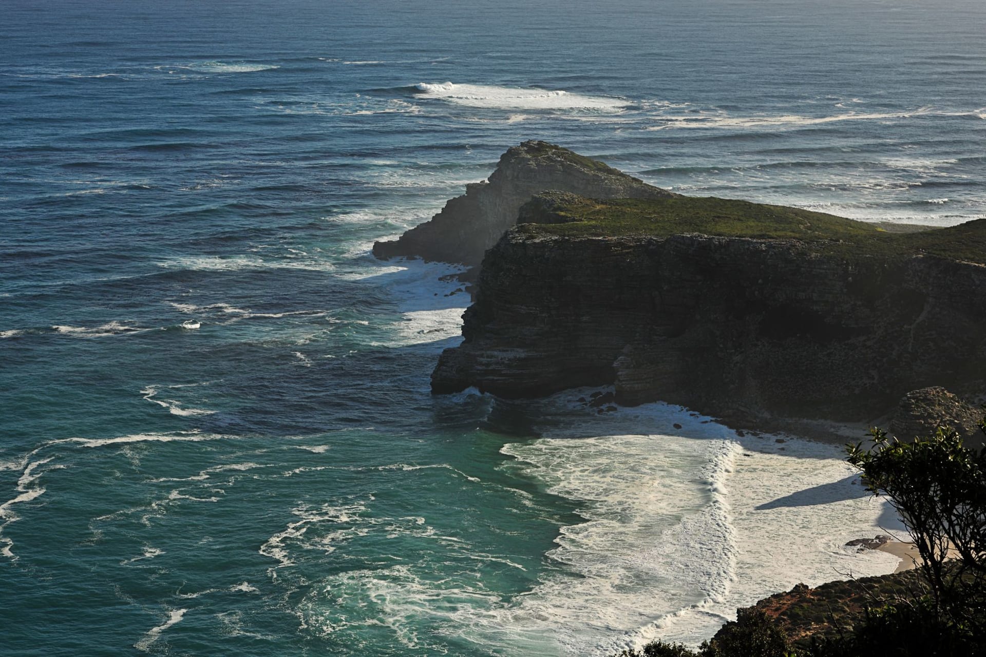 Le vaste arc de sable blanc de la plage de Noordhoek s'étendant vers le sud en direction de Kommetjie, Chapman's Peak s'élevant dramatiquement derrière