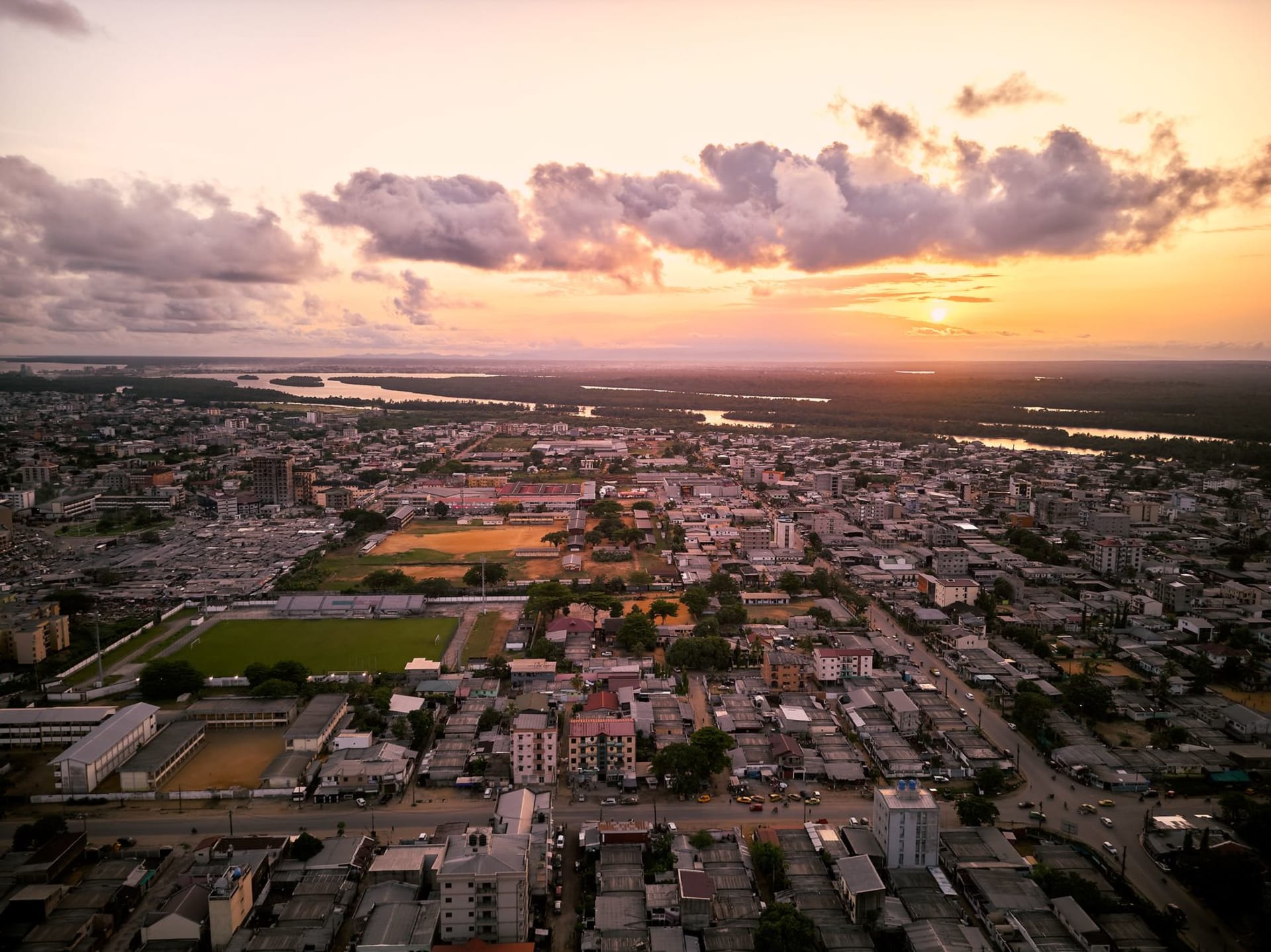 El paseo de la Corniche a lo largo del río Congo al atardecer, con el horizonte urbano de Kinshasa visible al otro lado del agua