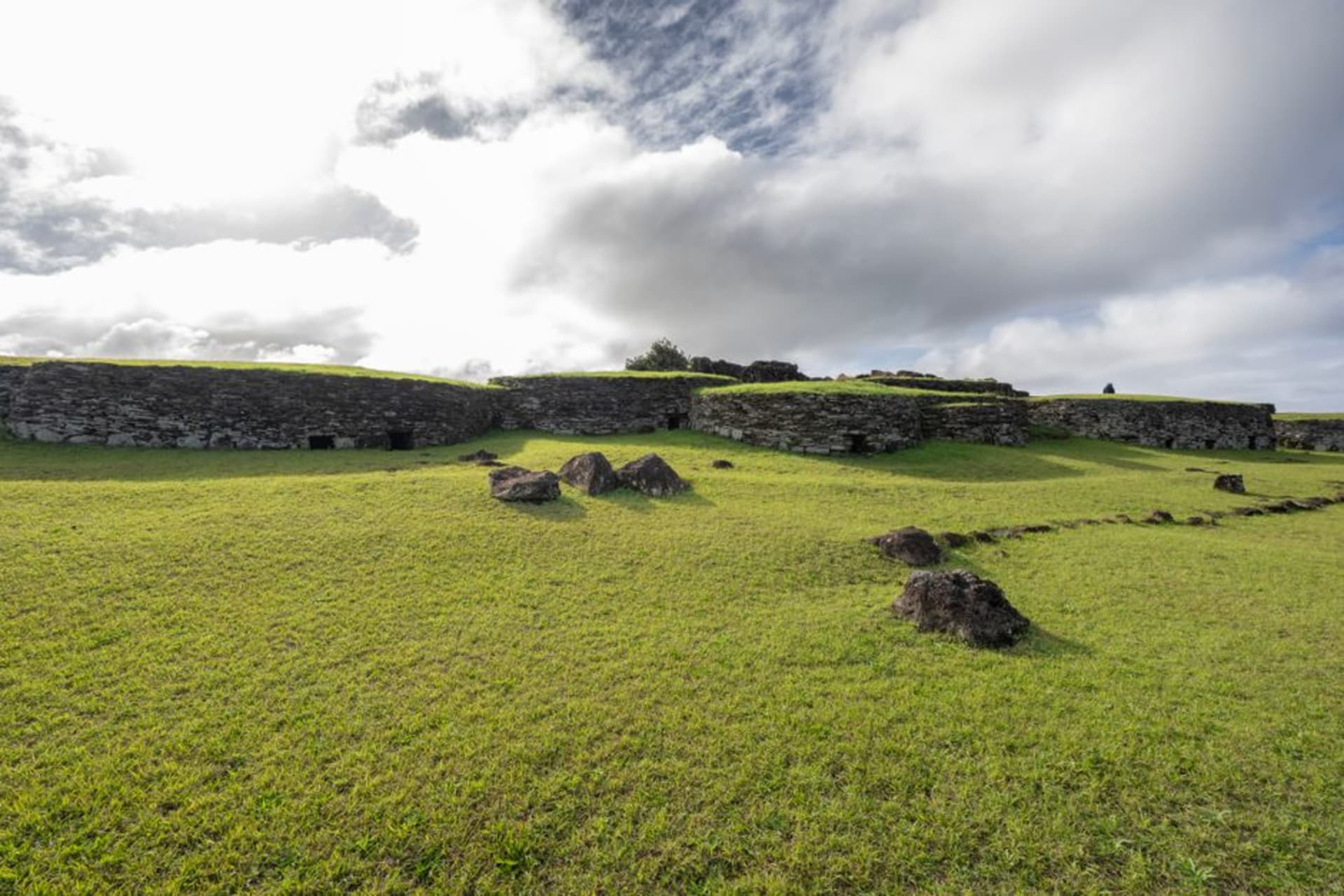 D'anciennes plateformes de pierre marae parmi des clairières de jungle à Highland Paradise, sur la crête de Rarotonga