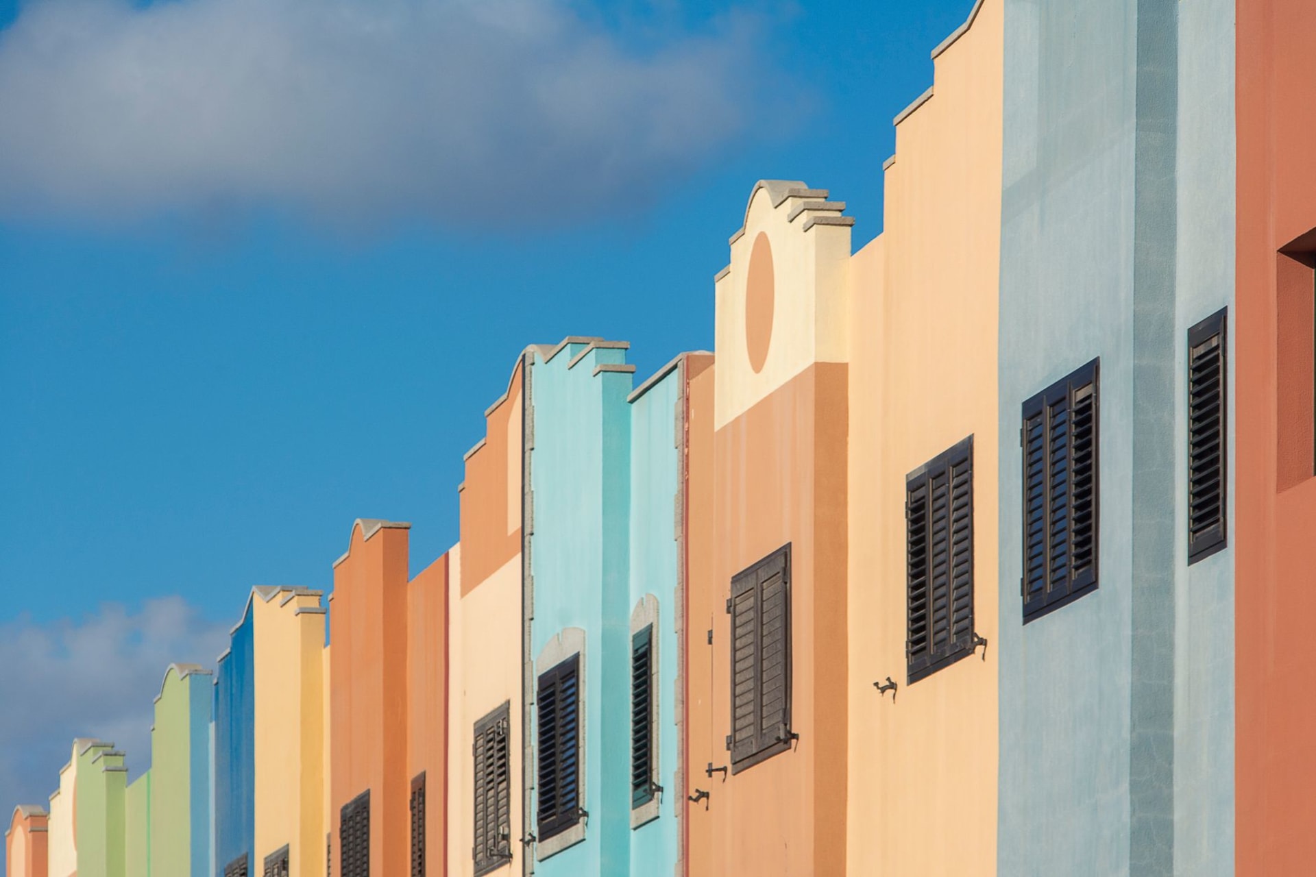 Rue étroite à Otrobanda, Willemstad, avec des maisons coloniales et du linge suspendu entre elles