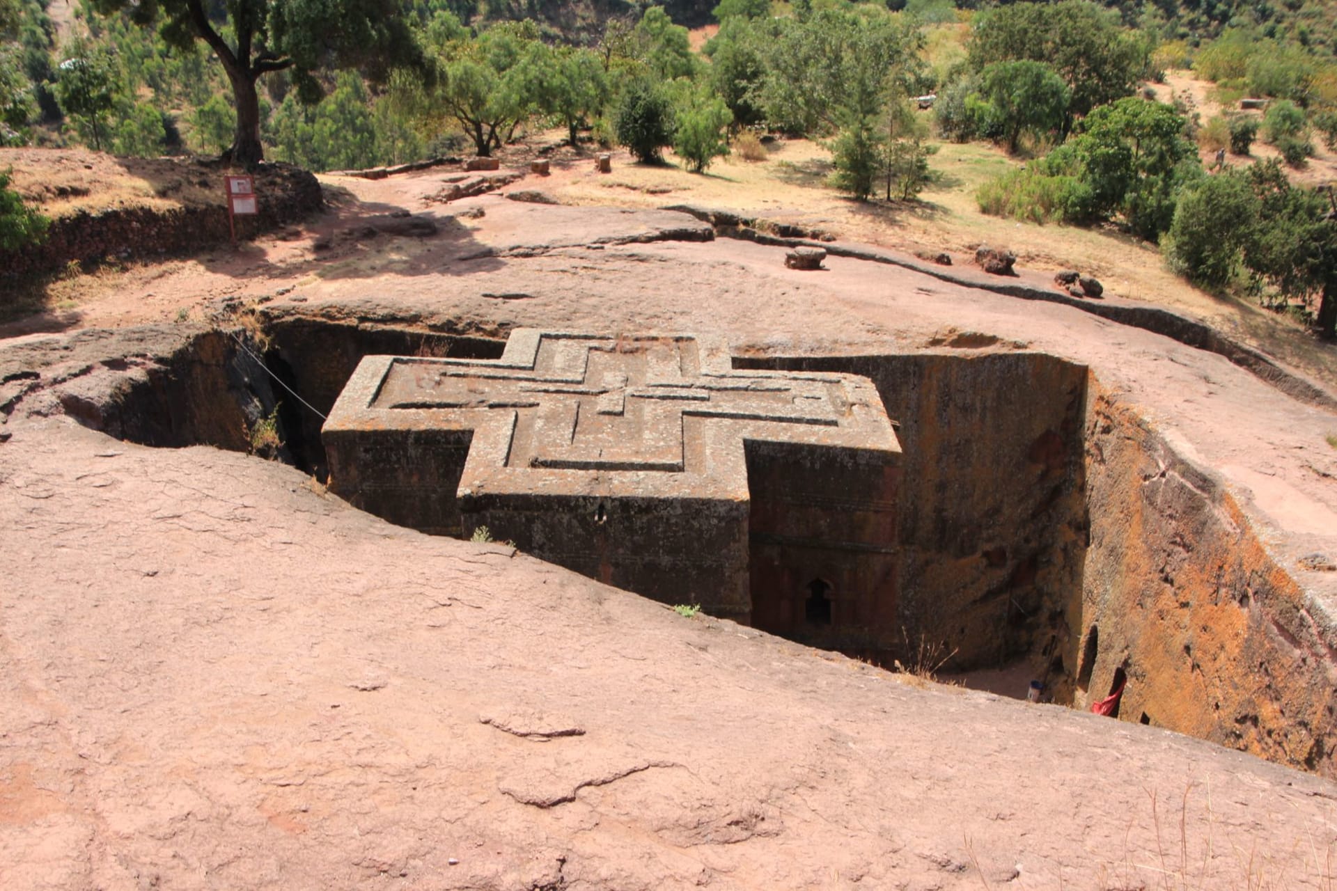 Vista aérea de la monolítica Iglesia de San Jorge, excavada en roca volcánica roja en Lalibela, su techo cruciforme inscrito con cruces geométricas