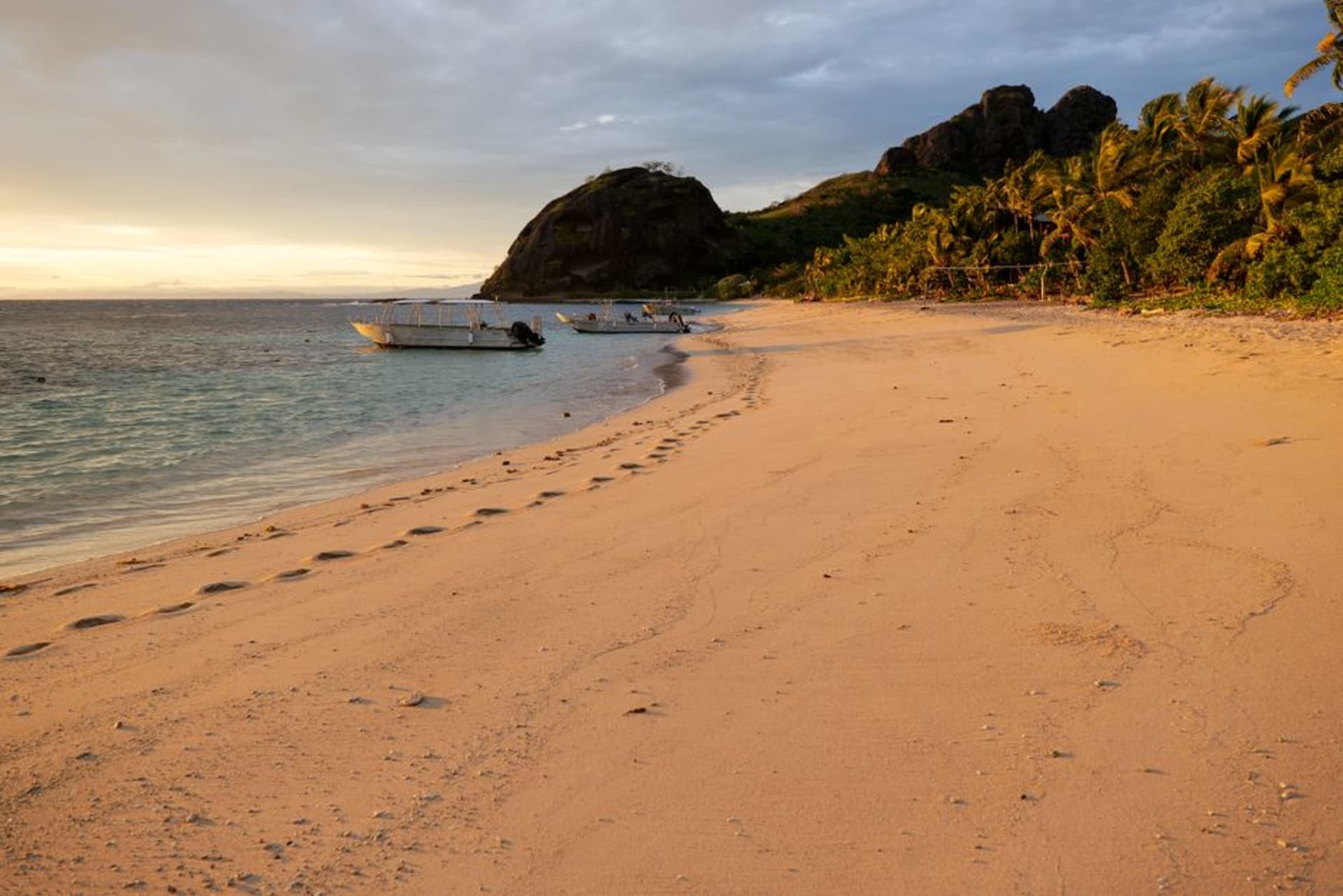 Des bures en chaume et une plage de sable blanc sur l'île Robinson Crusoé, au large de la Côte de Corail de Viti Levu