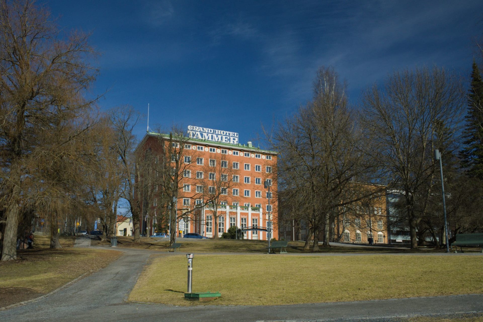 Les rapides de Tammerkoski à Tampere coulant entre de vieux bâtiments de filature en brique rouge, de la vapeur montant dans l'air froid hivernal