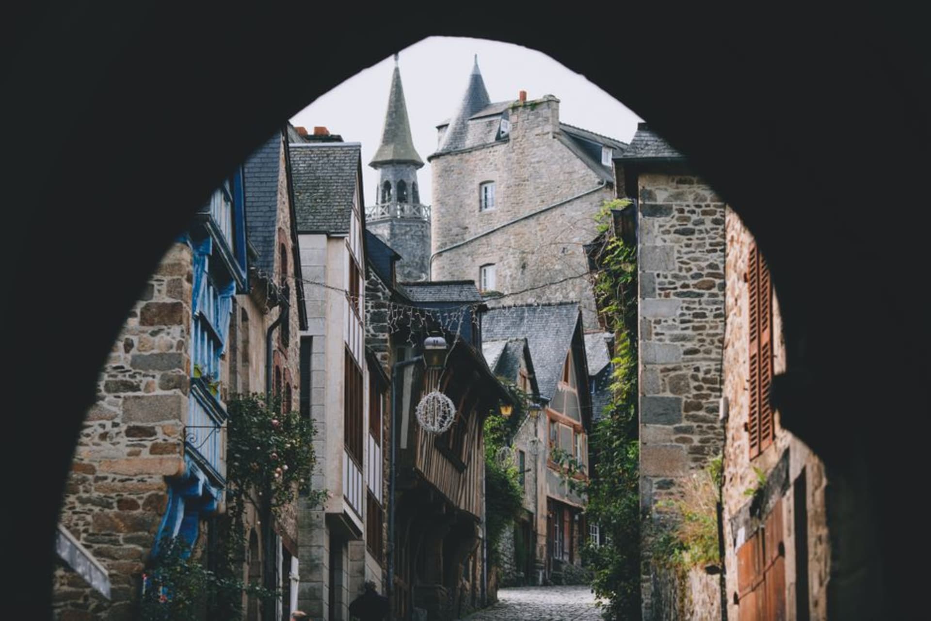 Half-timbered medieval houses lining the steep cobbled Rue du Jerzual descending toward the port of Dinan