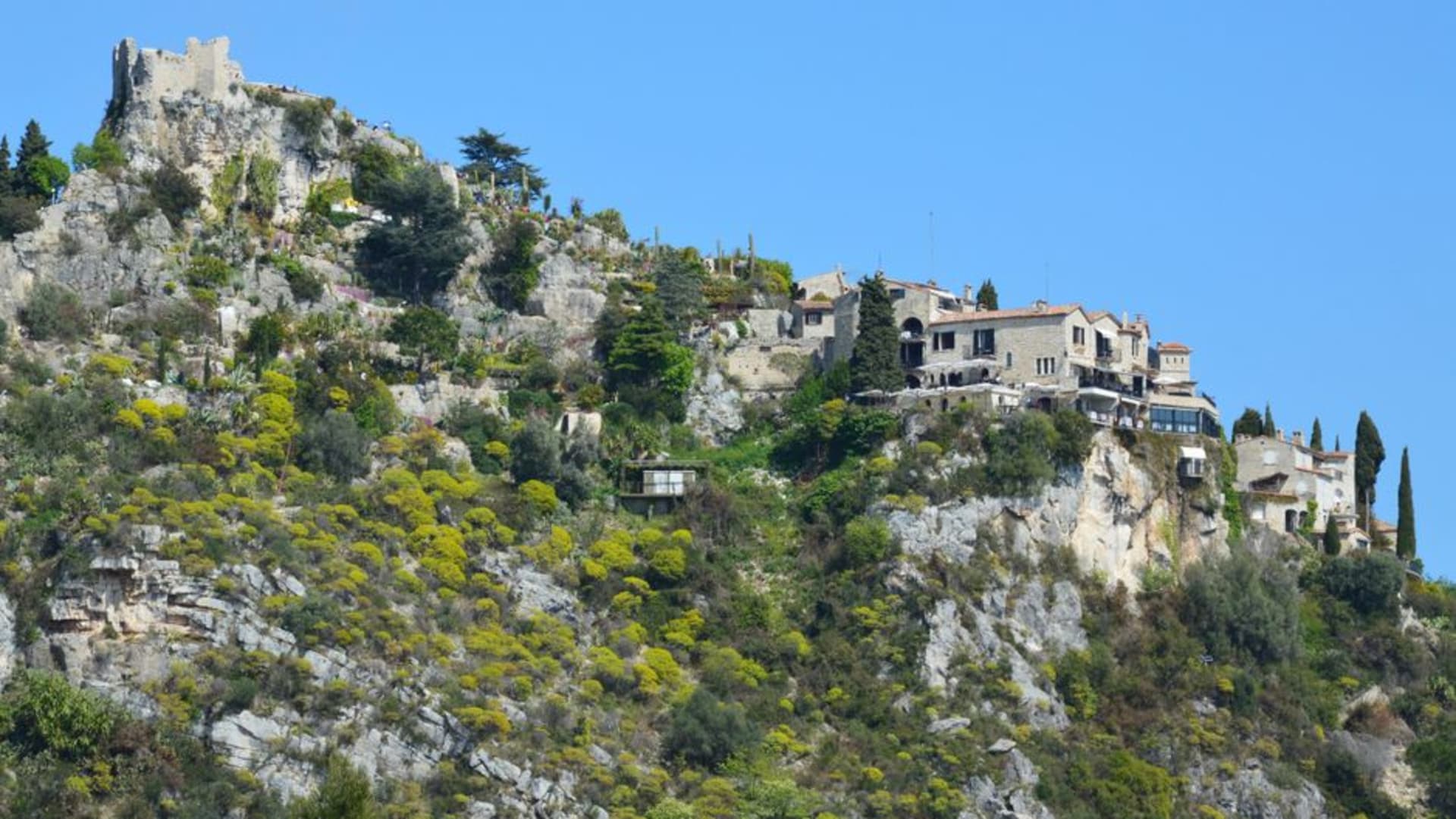 The medieval stone village of Èze perched on a rocky peak high above the turquoise Mediterranean coastline