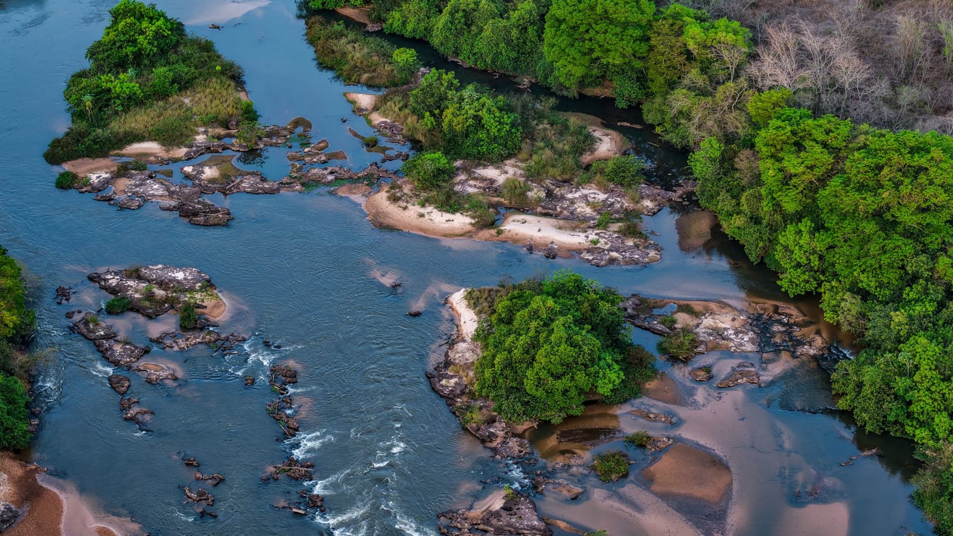 Las cataratas de Kongou rugiendo sobre roca negra de basalto hacia un amplio desfiladero selvático, rodeadas de densa selva ecuatorial