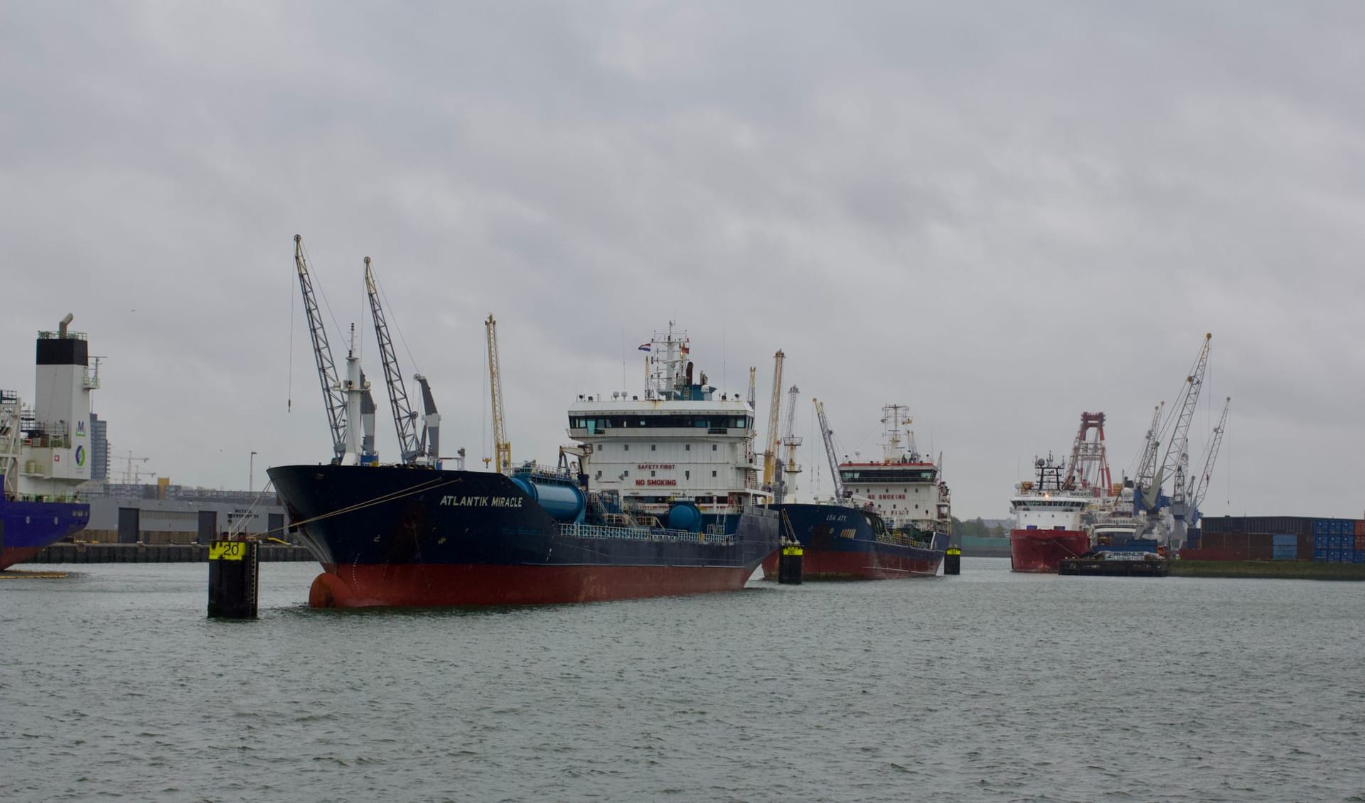 Le front de mer de Port-Gentil à l'heure dorée, silhouettes de plateformes pétrolières à l'horizon, la lagune plate et réfléchissante