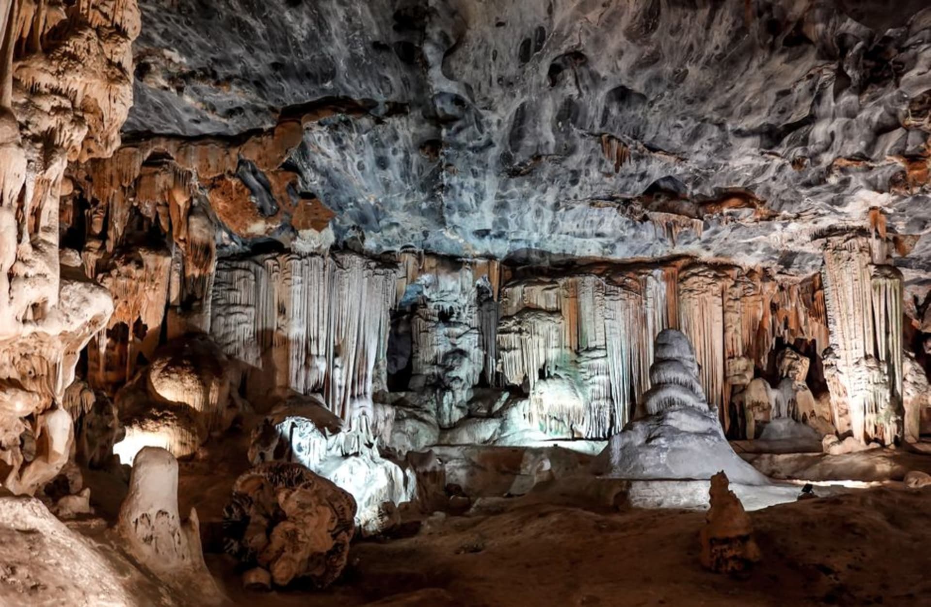 Formaciones de piedra caliza iluminadas dentro del Gran Salón de las Cuevas de Cango