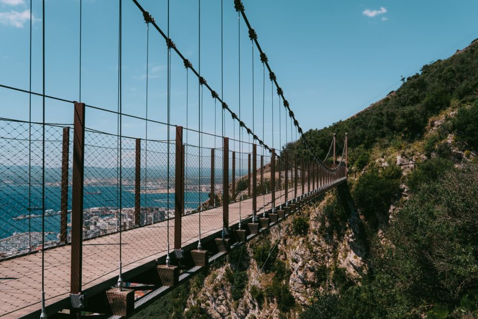 El Puente Colgante Windsor extendiéndose sobre un profundo desfiladero en el Peñón de Gibraltar