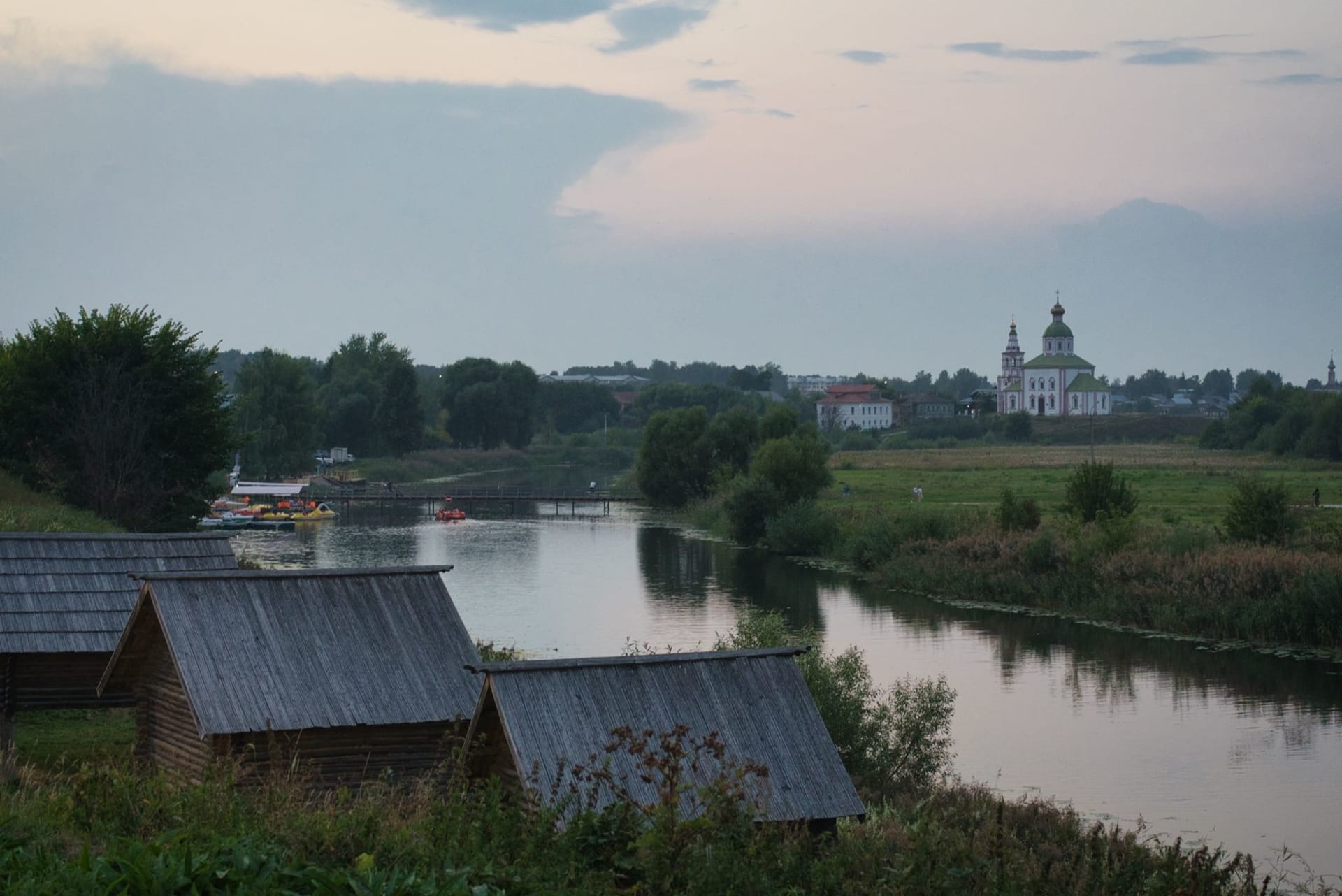 Les coupoles en oignon enneigées du kremlin de Souzdal brillant de rose et de blanc dans le crépuscule hivernal