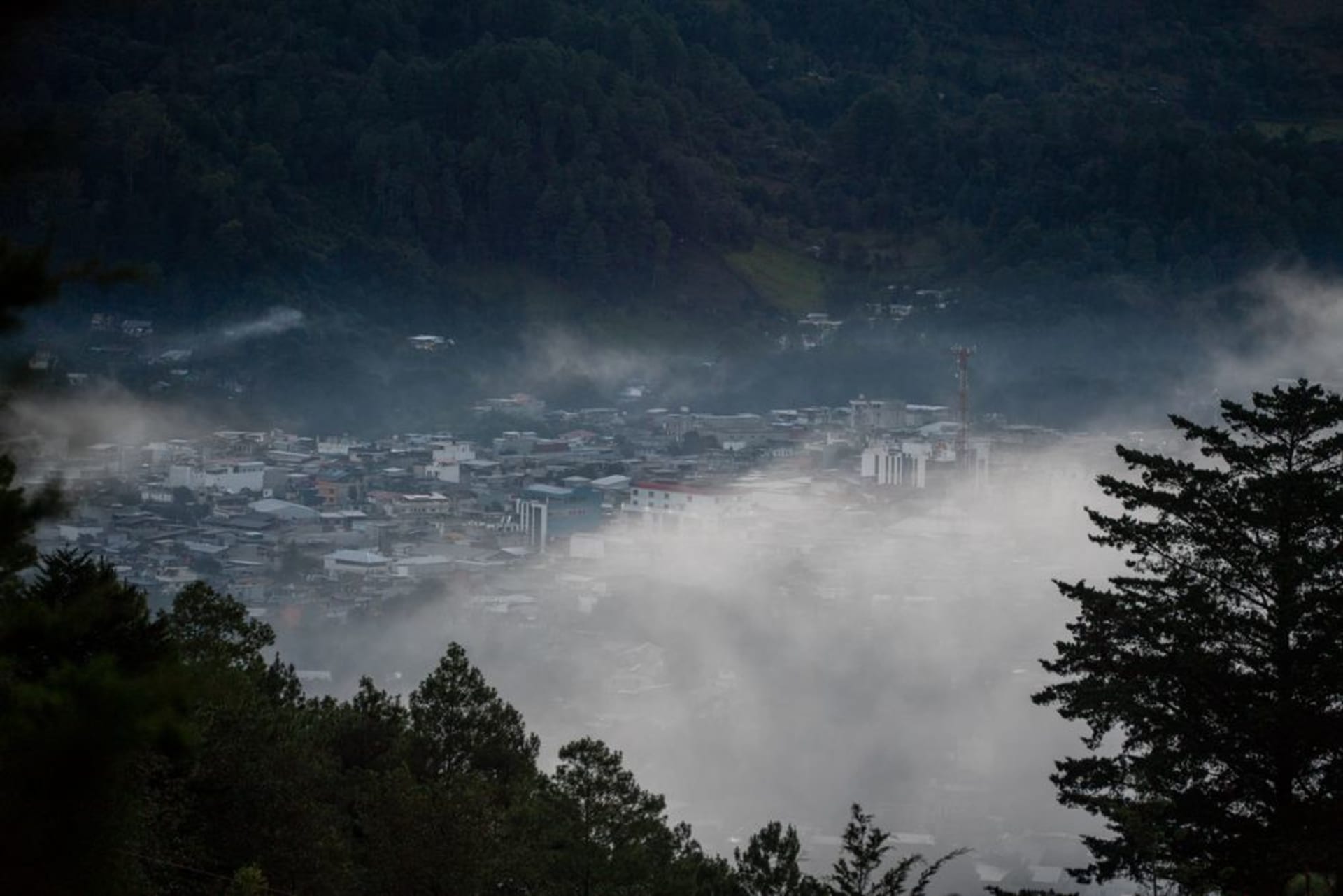 Les toits coloniaux de Cobán enveloppés dans la brume des hautes terres à l'aube