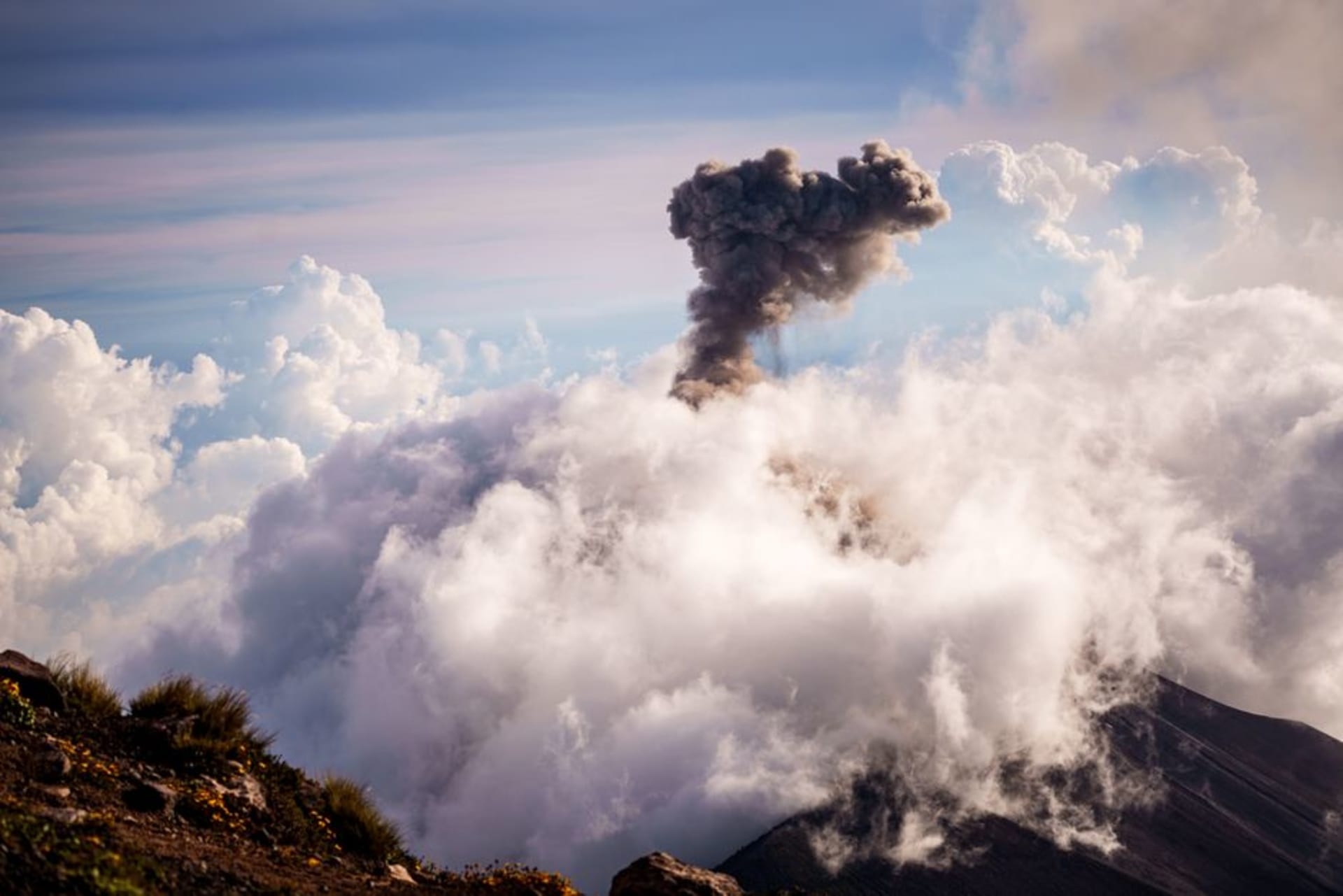 El Volcán de Fuego expulsando una columna constante de humo sobre las tierras altas