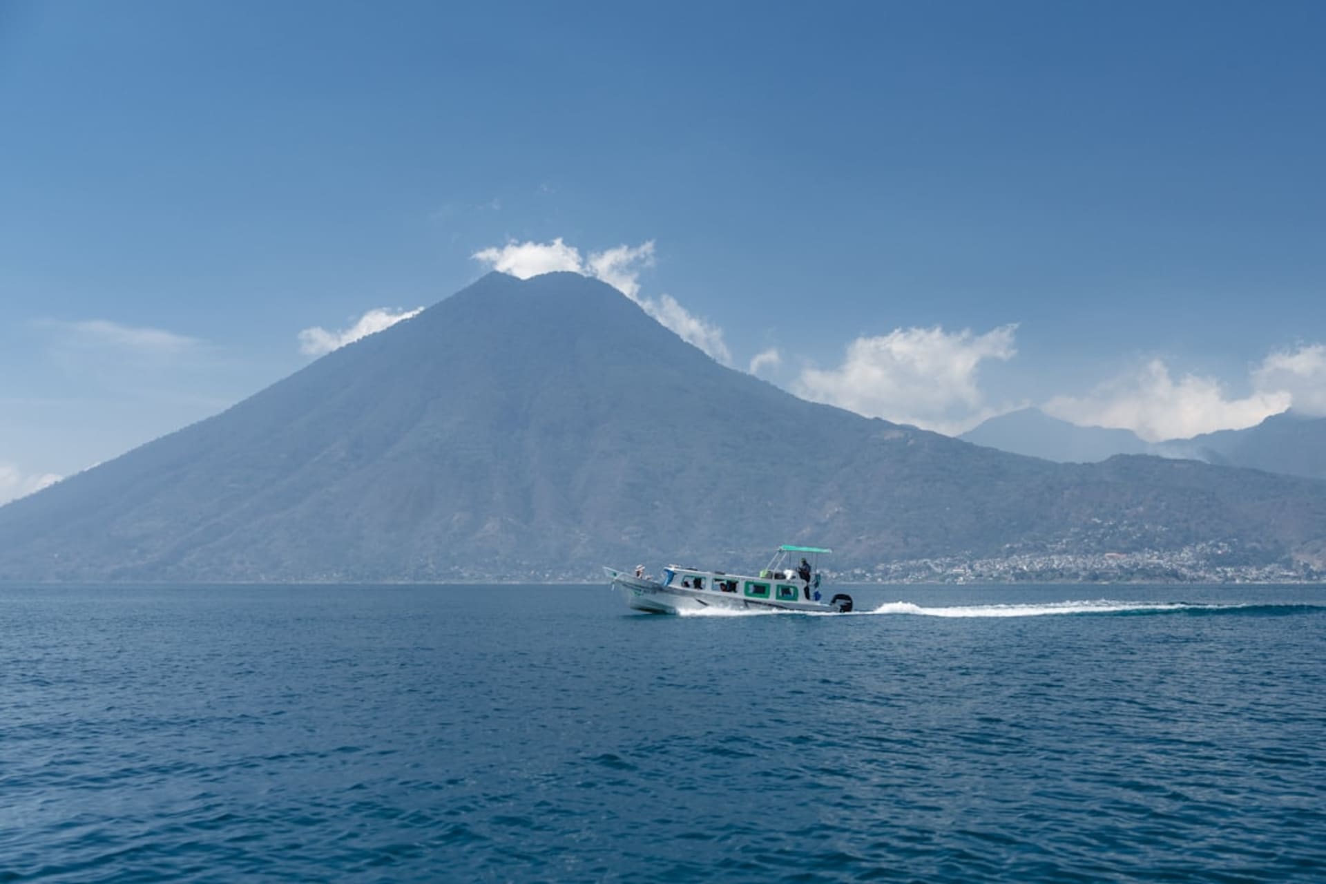 La Calle Santander en Panajachel bordeada de puestos de mercado que conducen hacia el lago Atitlán
