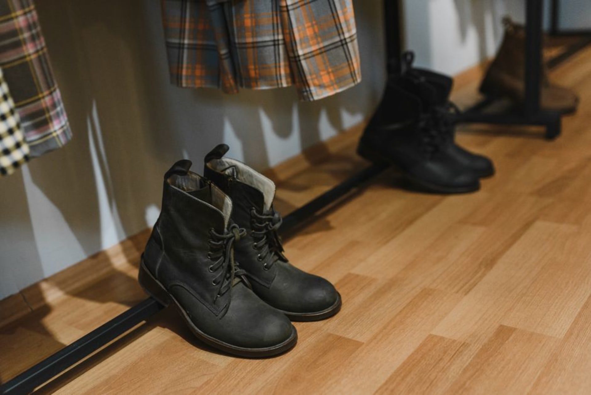 Rangées de bottes de cowboy en cuir fait main exposées devant une devanture d'atelier à Pastores, au Guatemala