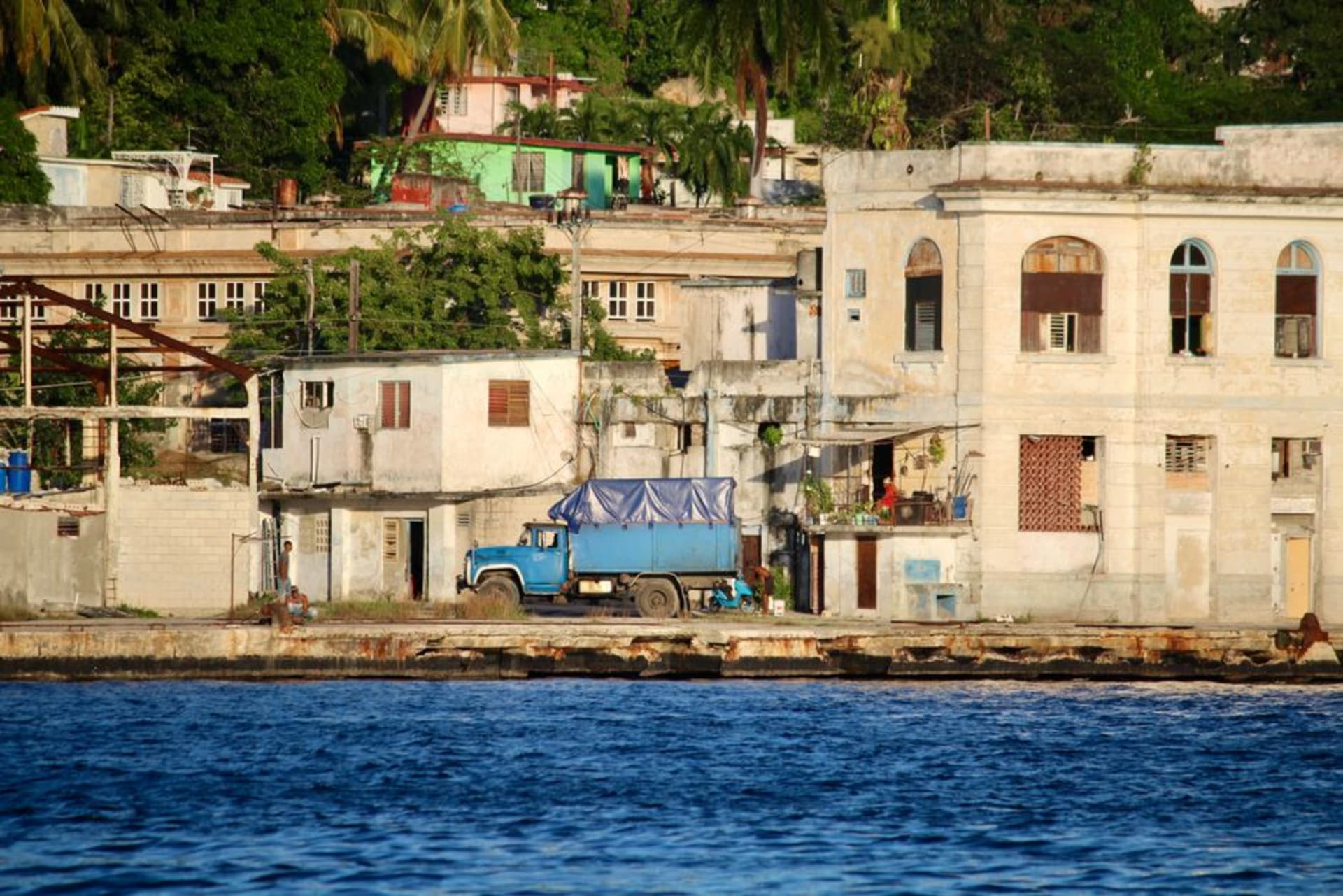 Une jetée en bois usée par le temps et le littoral caribéen à Puerto Barrios