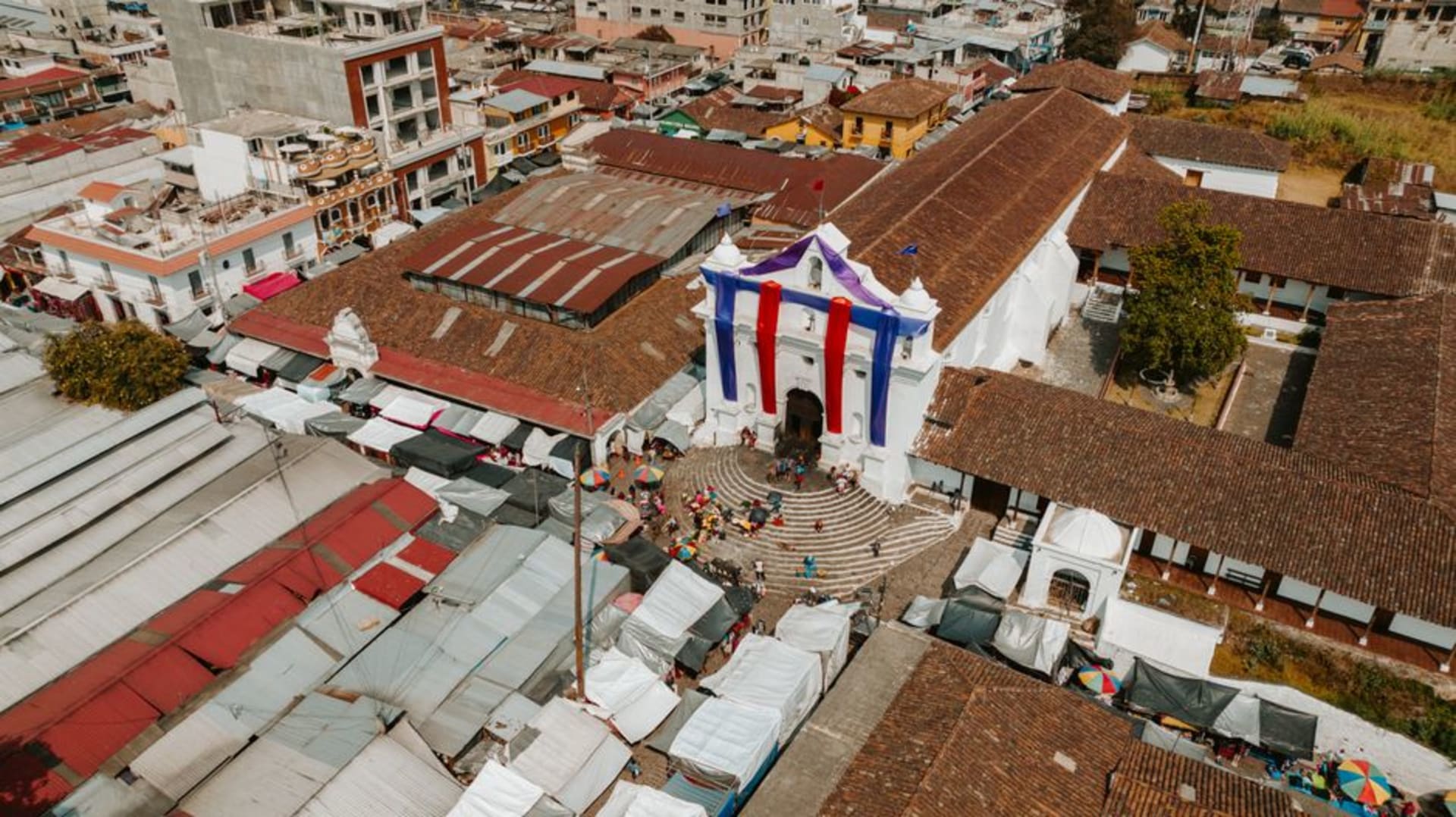 Hommes de Todos Santos Cuchumatán en pantalons traditionnels rayés rouge, sur un marché de montagne