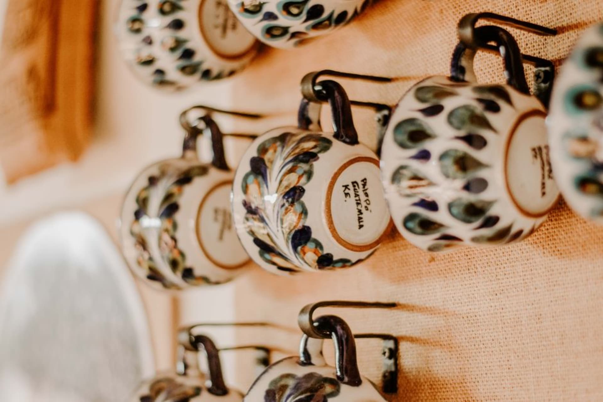 Un atelier de poterie traditionnel à Totonicapán avec des poteries en argile séchant en rangées