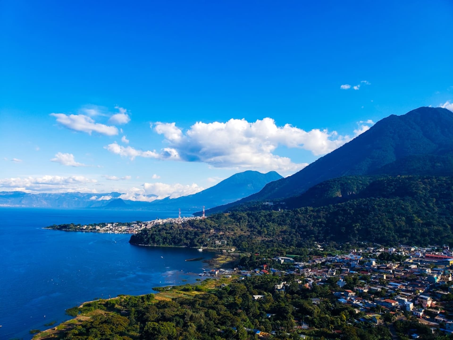 Le cône vert et symétrique du Volcán de Agua s'élevant au-dessus des toits coloniaux d'Antigua au lever du soleil