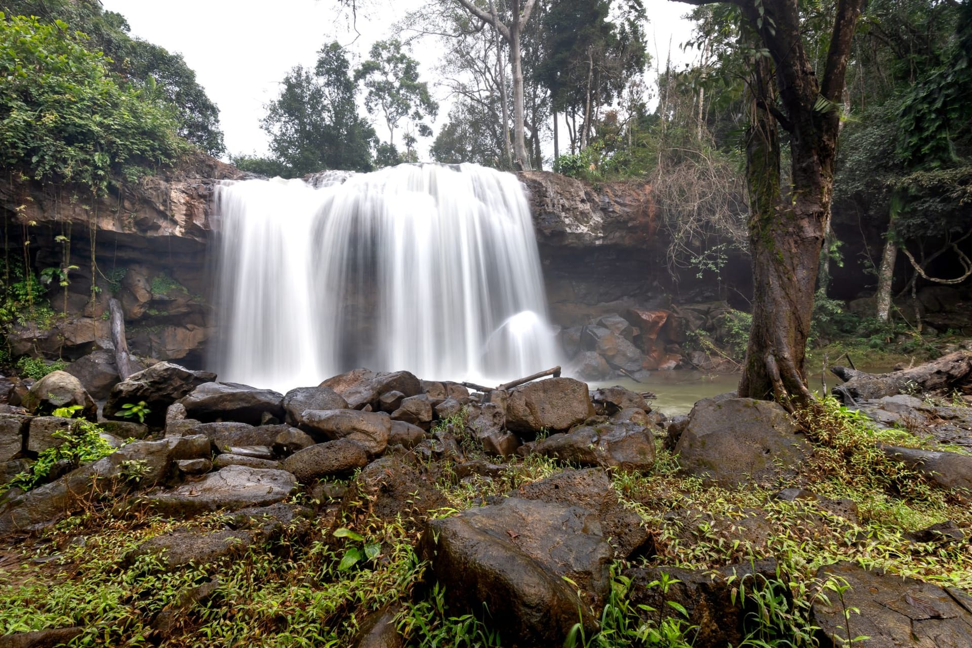 Las Chutes de la Kinkon cayendo sobre un escarpe de basalto hacia una estrecha garganta rodeada de vegetación tropical