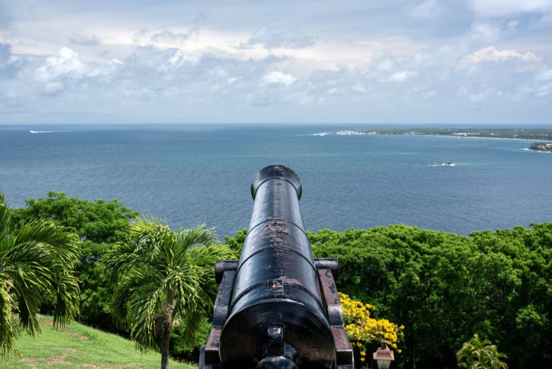 Murallas de piedra de Fort Jacques con vista a las colinas boscosas sobre Puerto Príncipe