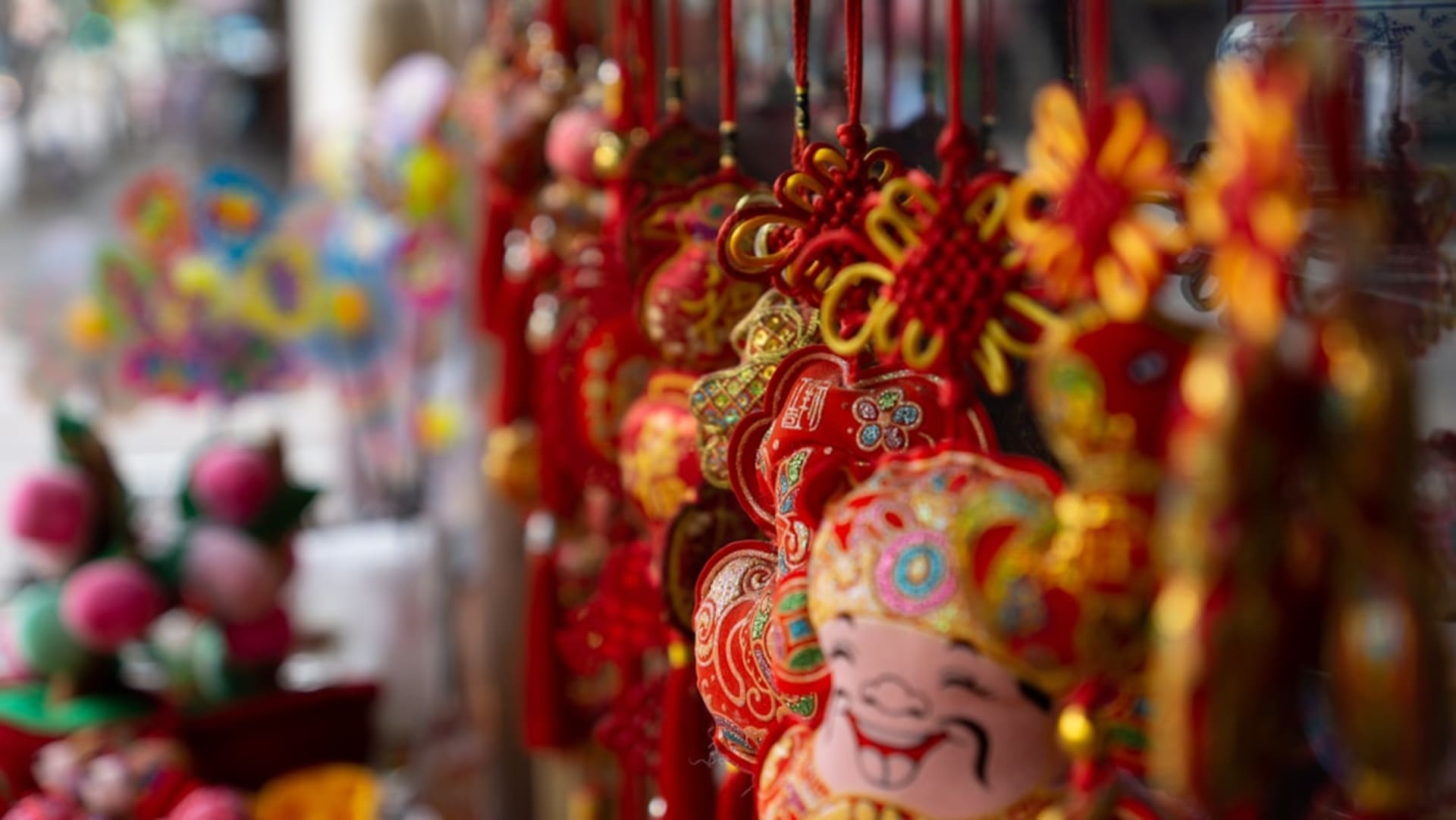 Devantures colorées et étals de lei le long de Maunakea Street, dans le Chinatown d'Honolulu