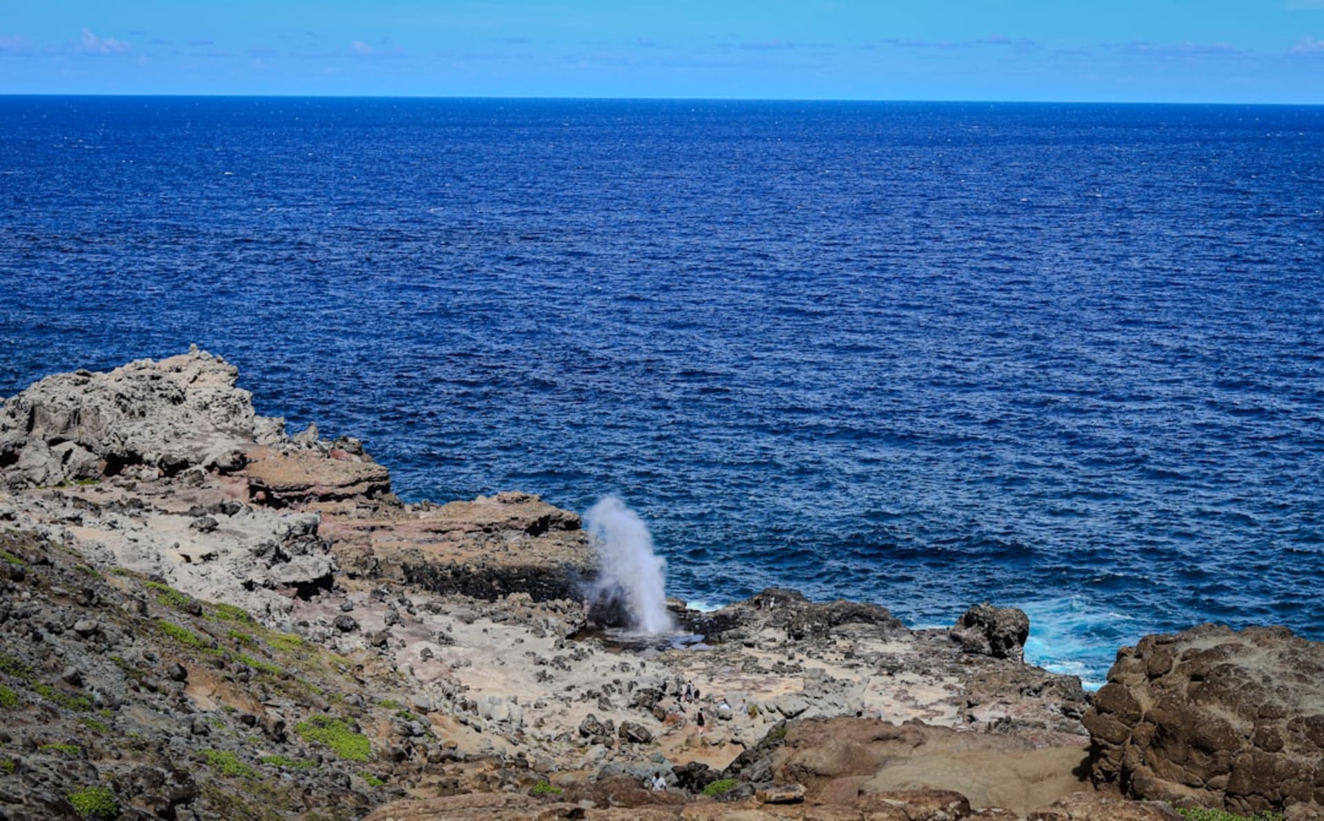 Sendero del faro de Makapu'u Point con vista al océano Pacífico y a Rabbit Island al amanecer