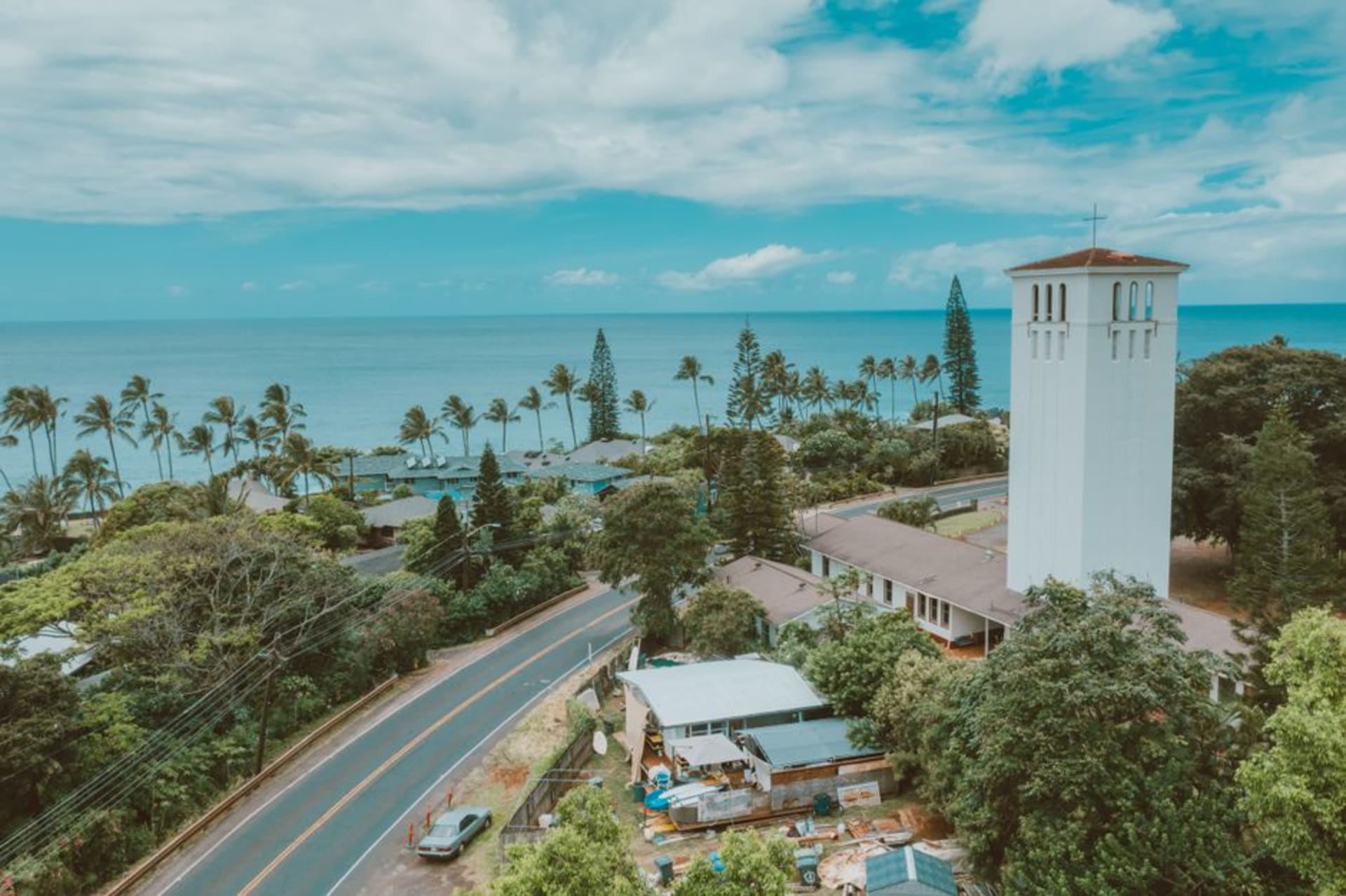 Fachadas históricas y una iglesia a lo largo de la calle principal del pueblo de Waimea con el río Waimea cerca