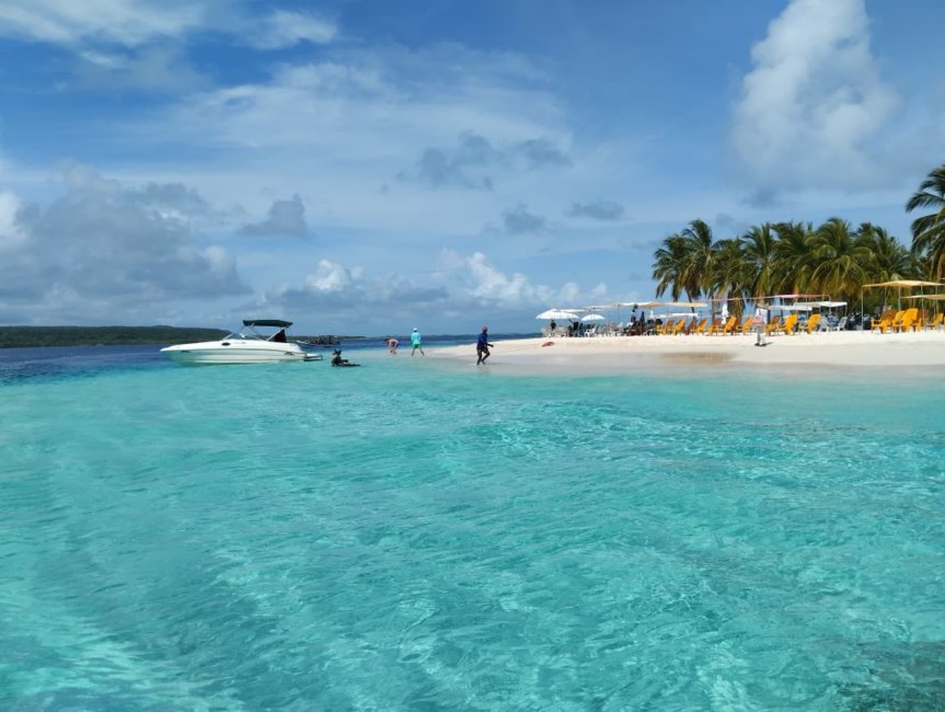 Des huttes en bois au toit de chaume sur pilotis au-dessus d'une eau turquoise sur la caye de Chachahuate, dans l'archipel des Cayos Cochinos