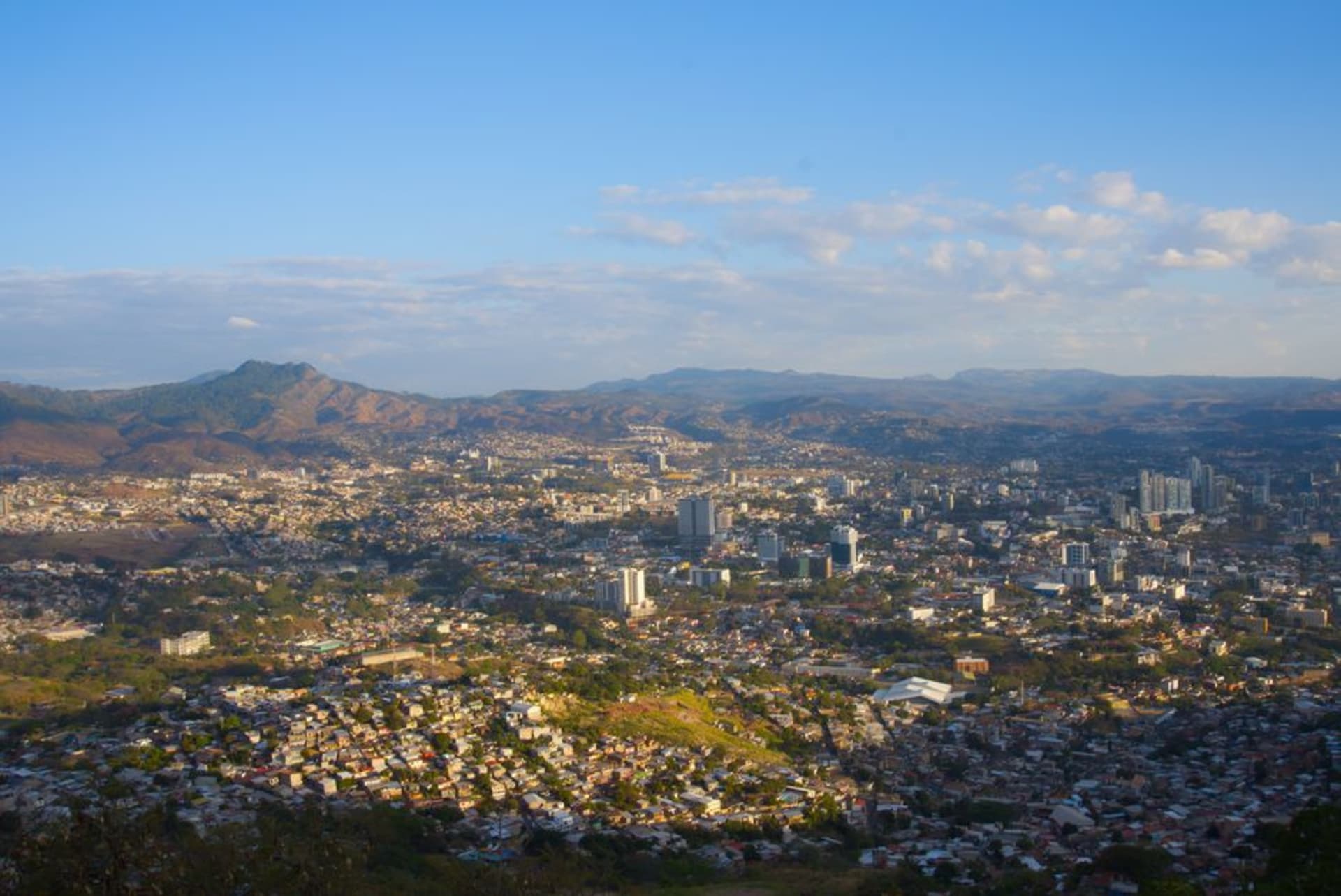 Les quartiers en pente de Tegucigalpa et la cathédrale coloniale s'étendant dans une vallée montagneuse à l'heure dorée