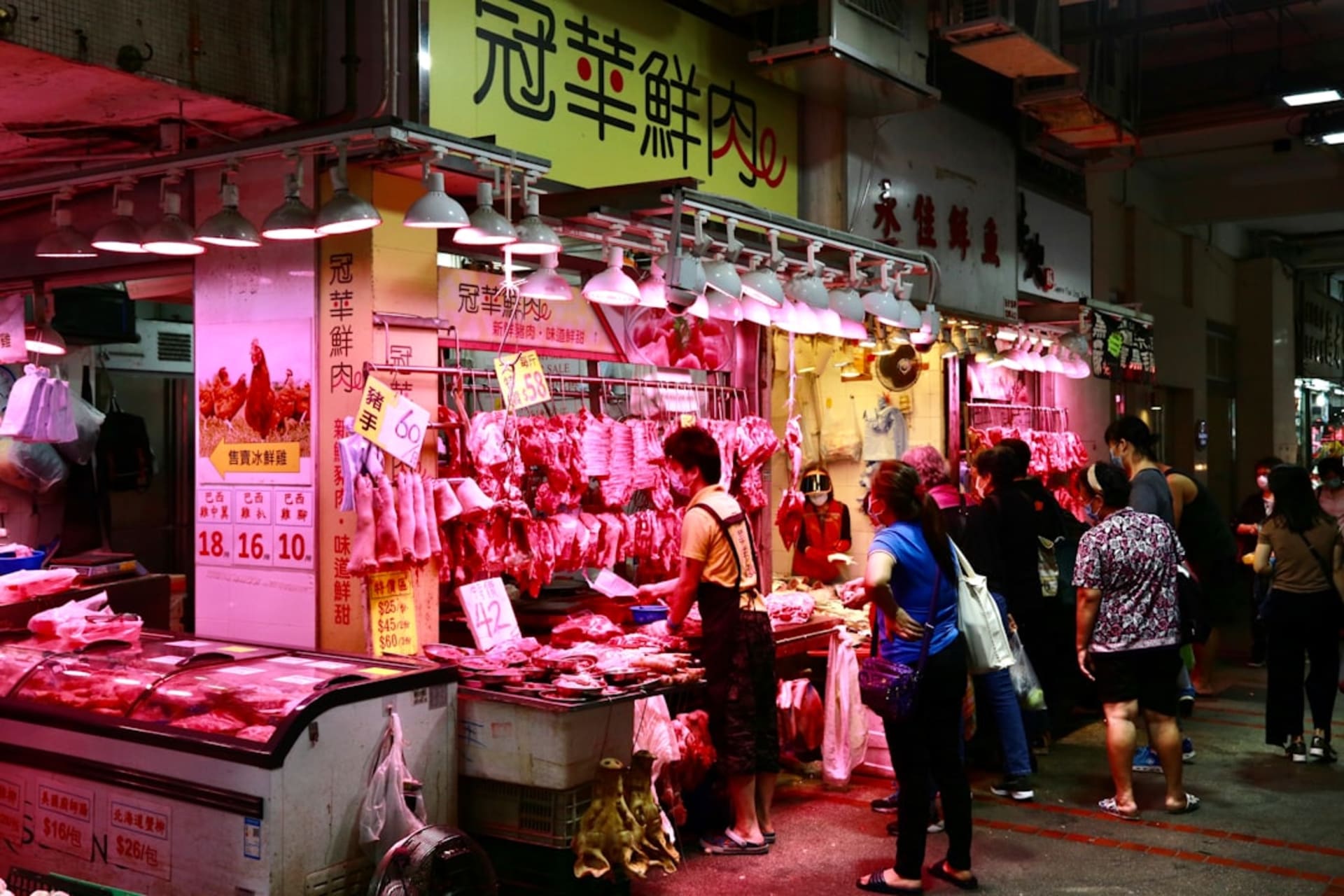 L'intérieur rénové de style Bauhaus de Central Market à Hong Kong, des étals de marché préservés à côté de vendeurs de nourriture modernes