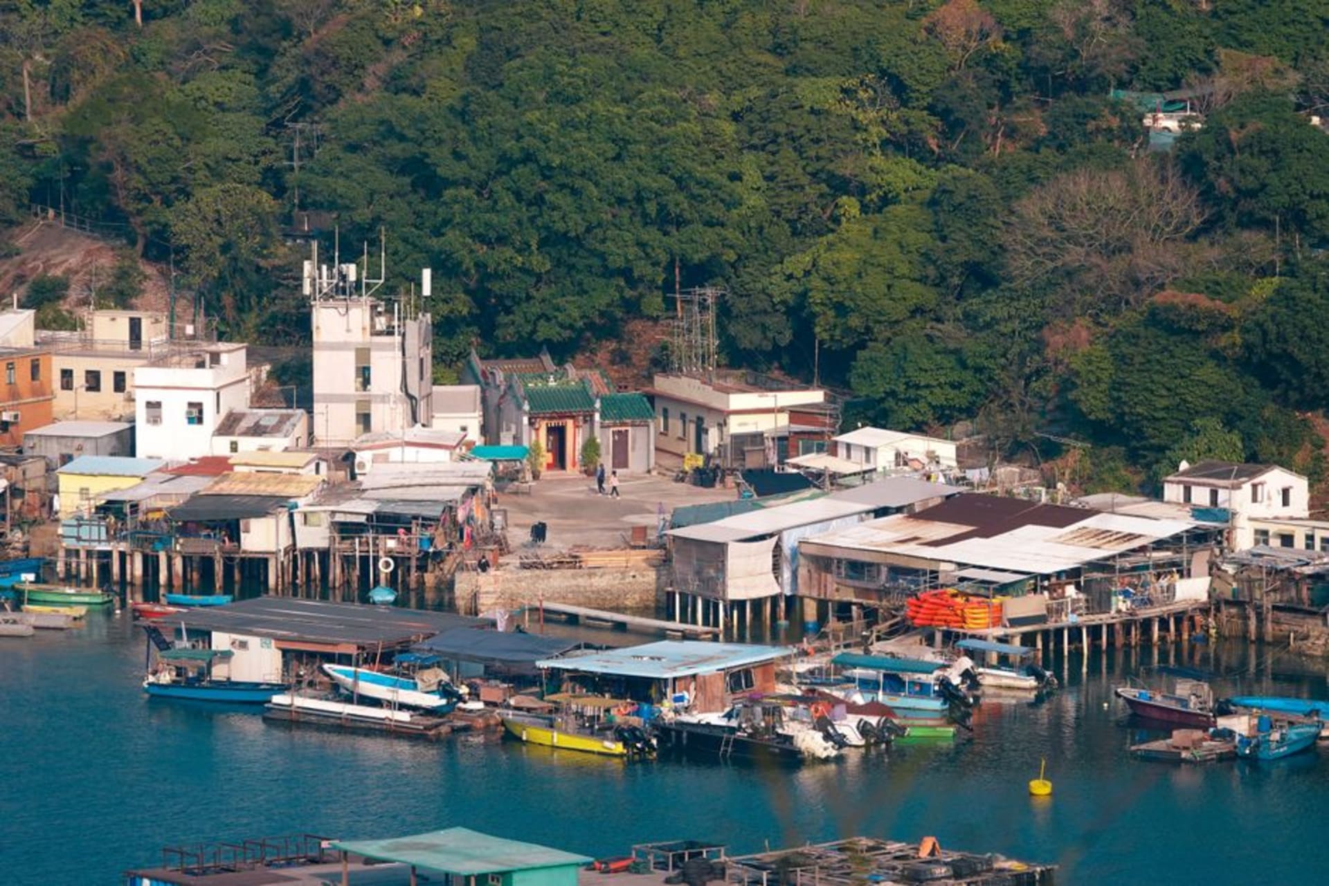 Formaciones rocosas erosionadas a lo largo de la costa de la isla de Po Toi con el mar abierto de fondo