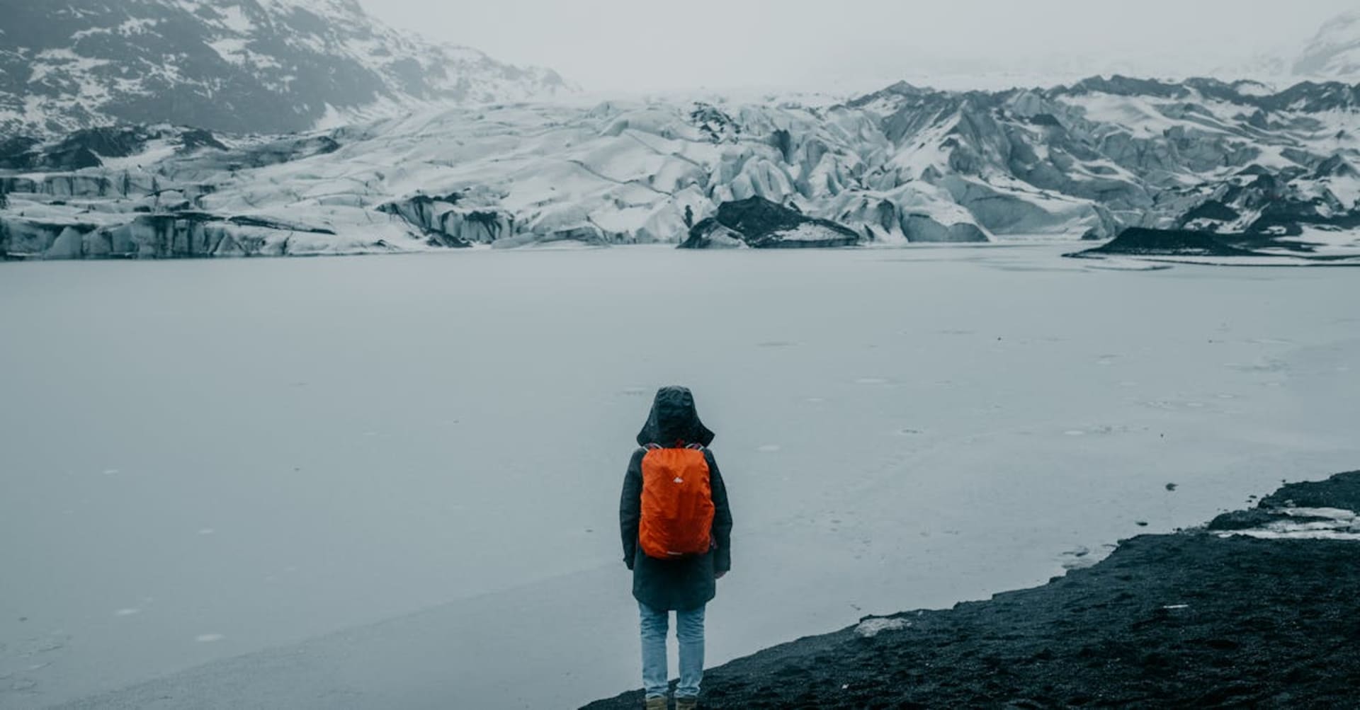 Blue icebergs floating in Jokulsarlon glacial lagoon with Vatnajokull glacier behind