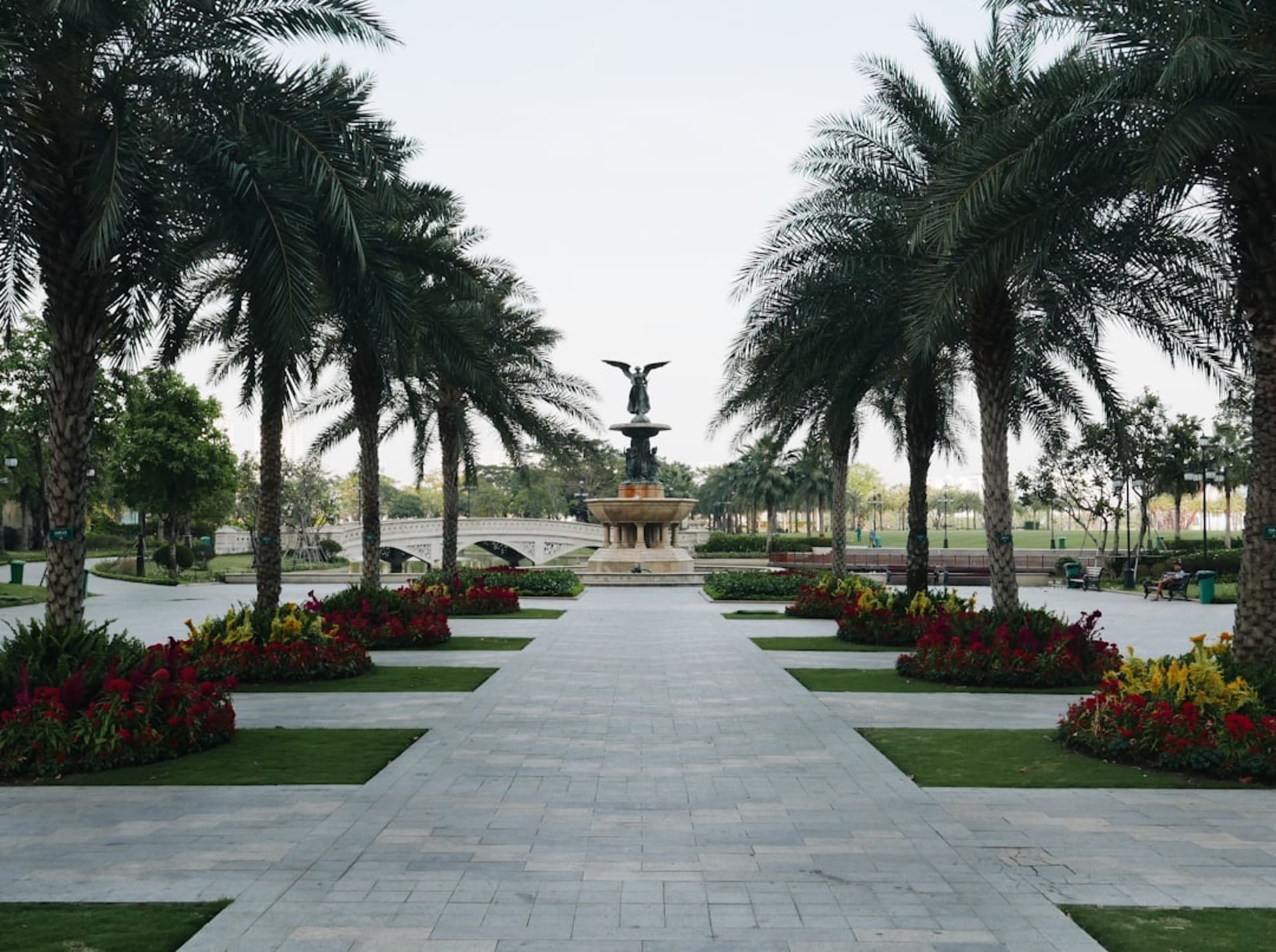 Jardin persan symétrique avec un long bassin central reflétant un manoir qadjar aux tons pastel, encadré de grands cyprès