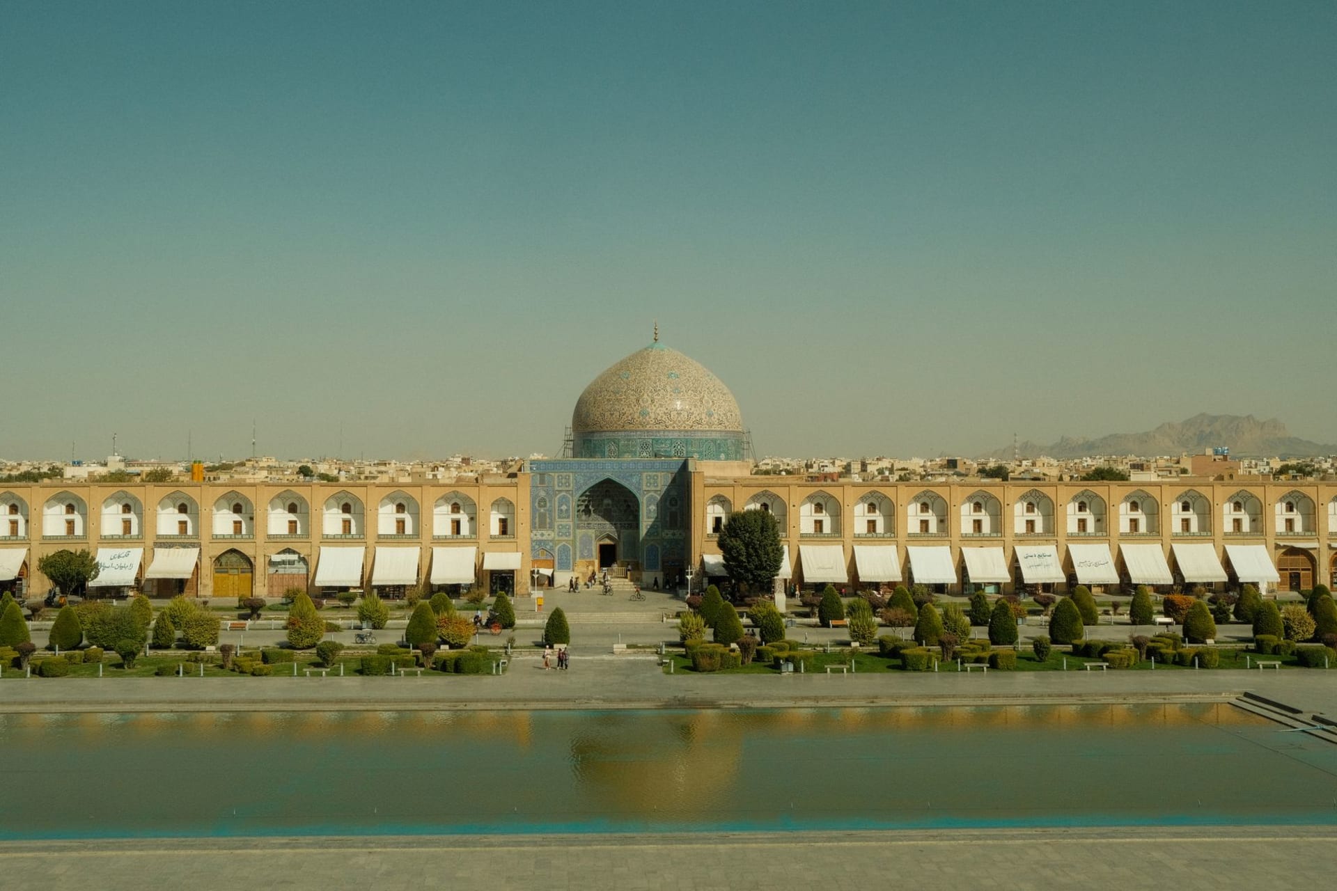 La coupole intérieure de la Mosquée Shah à Ispahan, couverte d'une mosaïque géométrique complexe en bleu et turquoise