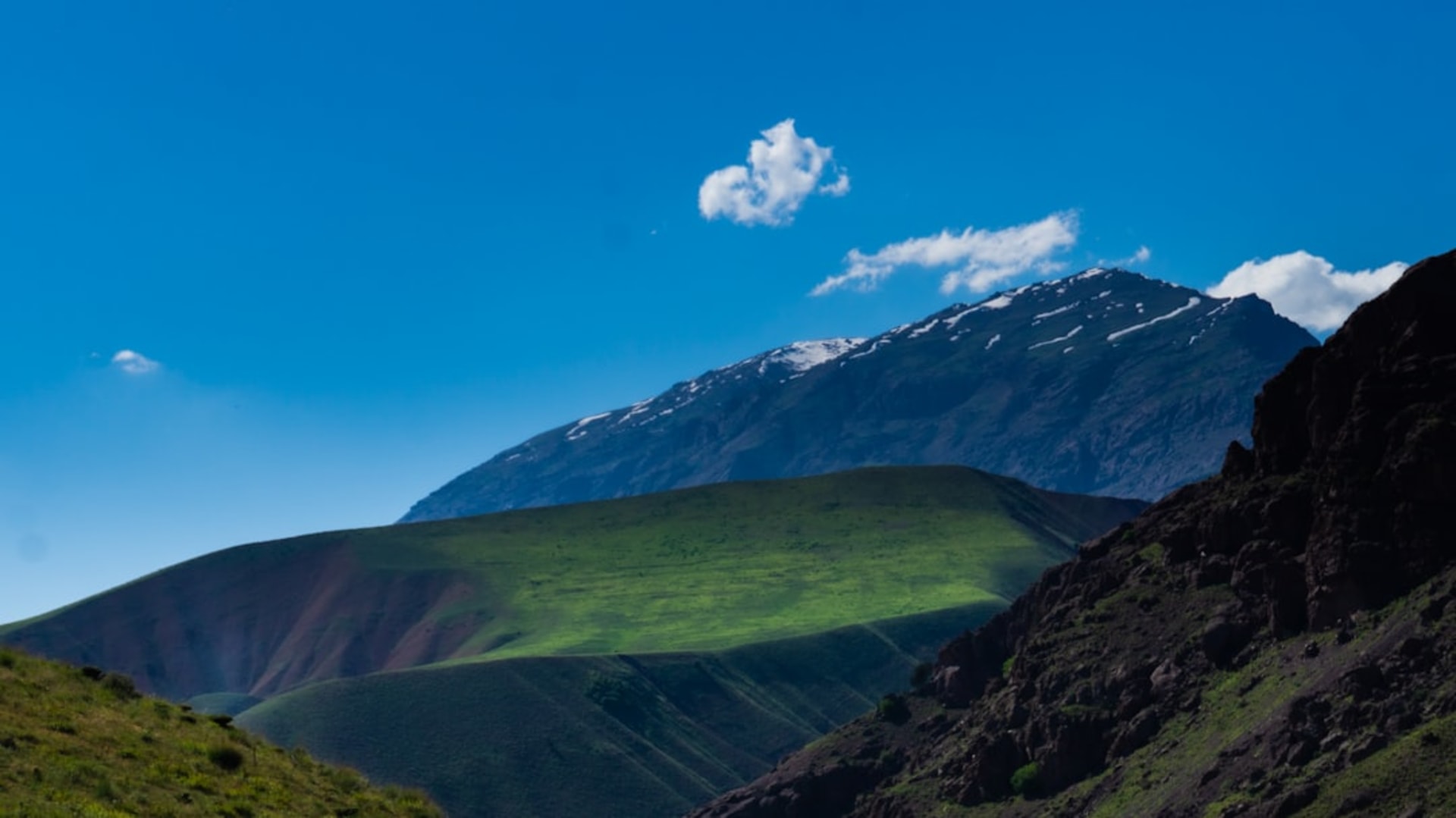 Las casas escalonadas ocre y amarillas del pueblo de Masuleh apiladas sobre una empinada ladera verde en la provincia de Gilan, Irán